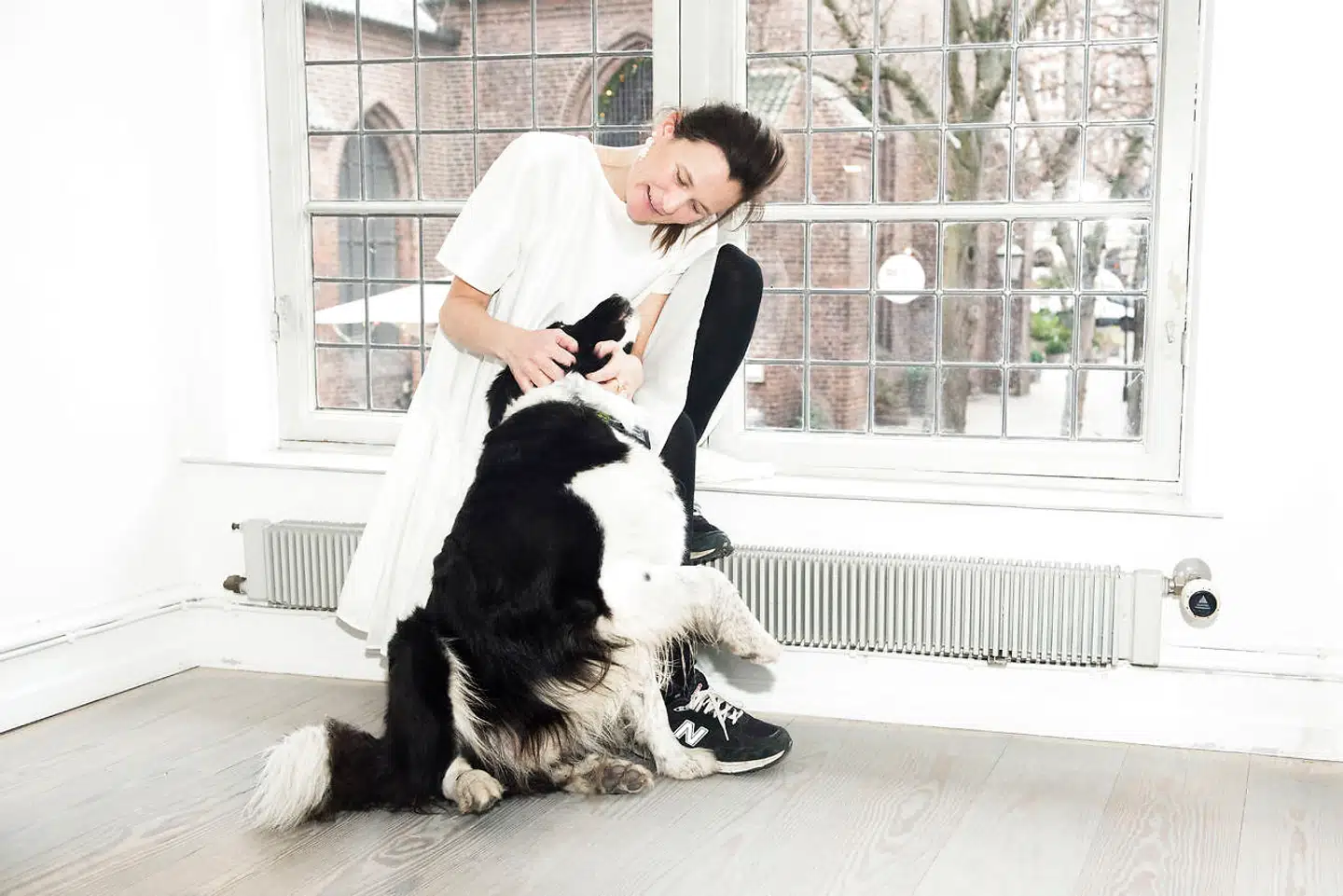 38-årige Sophie Bille Brahe har skabt en international succesforretning med sine smykker. Her på værkstedet på Nikolaj Plads med hunden Snoopy. Foto: Anne Bæk