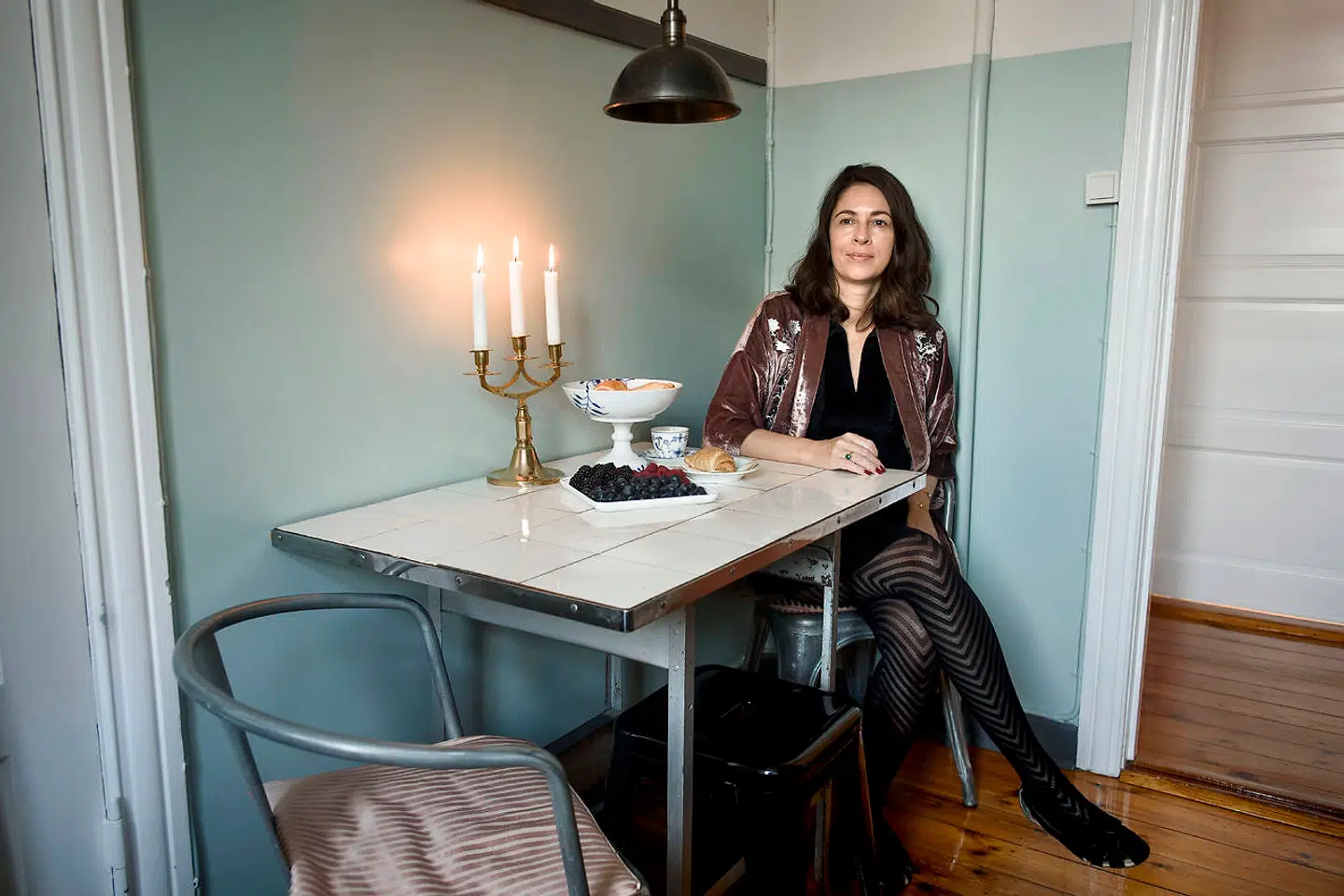 »Flügger-viften med farveprøver gør mig meget glad. Den kan jeg bruge mange timer på at kigge på,« siger Sonja Wolffbrandt Christensen, der elsker den lysegrønne nuance, hun fandt til sit køkken.