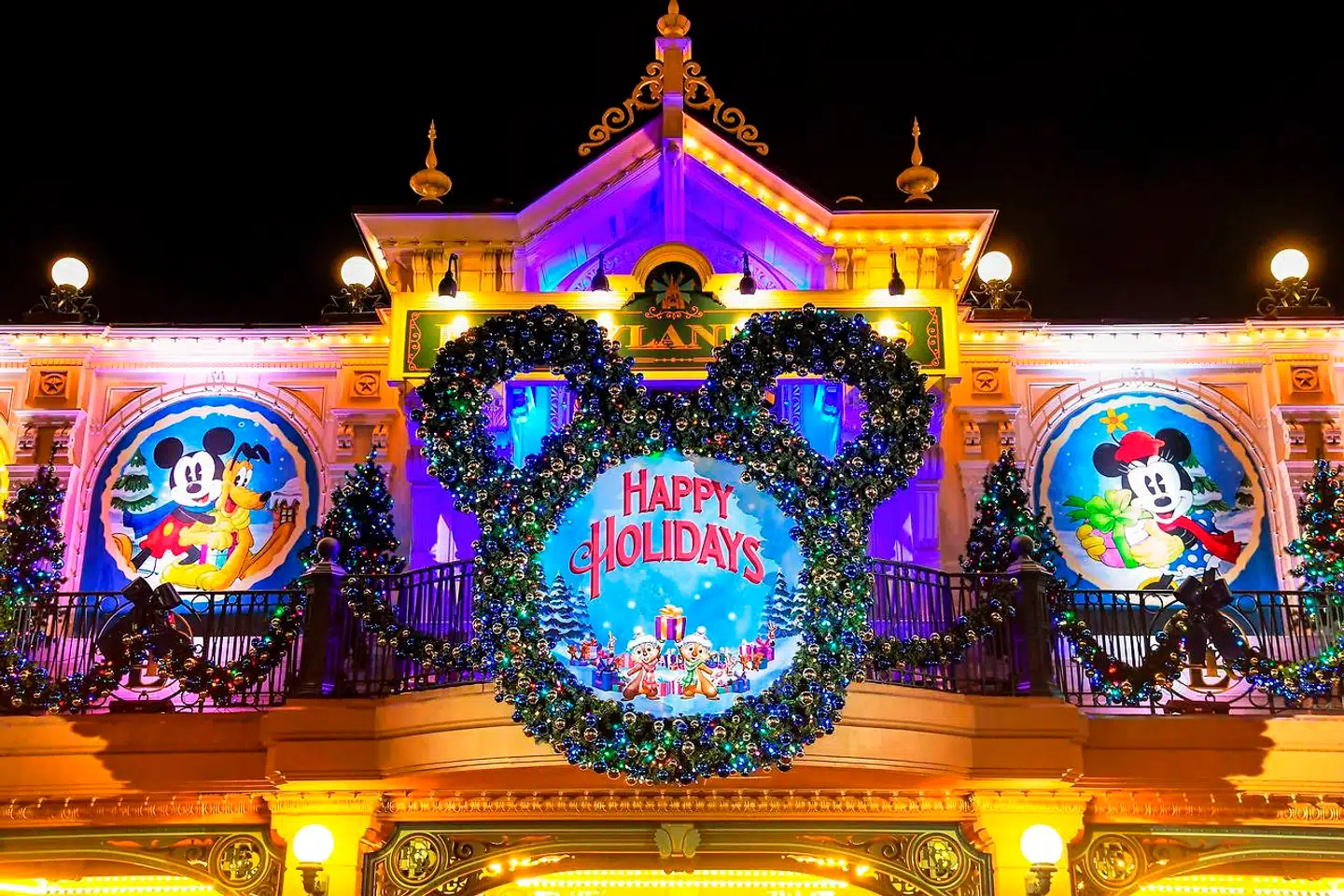 De går ikke ned på lys og glaskugler lige foreløbigt i Disneyland.
