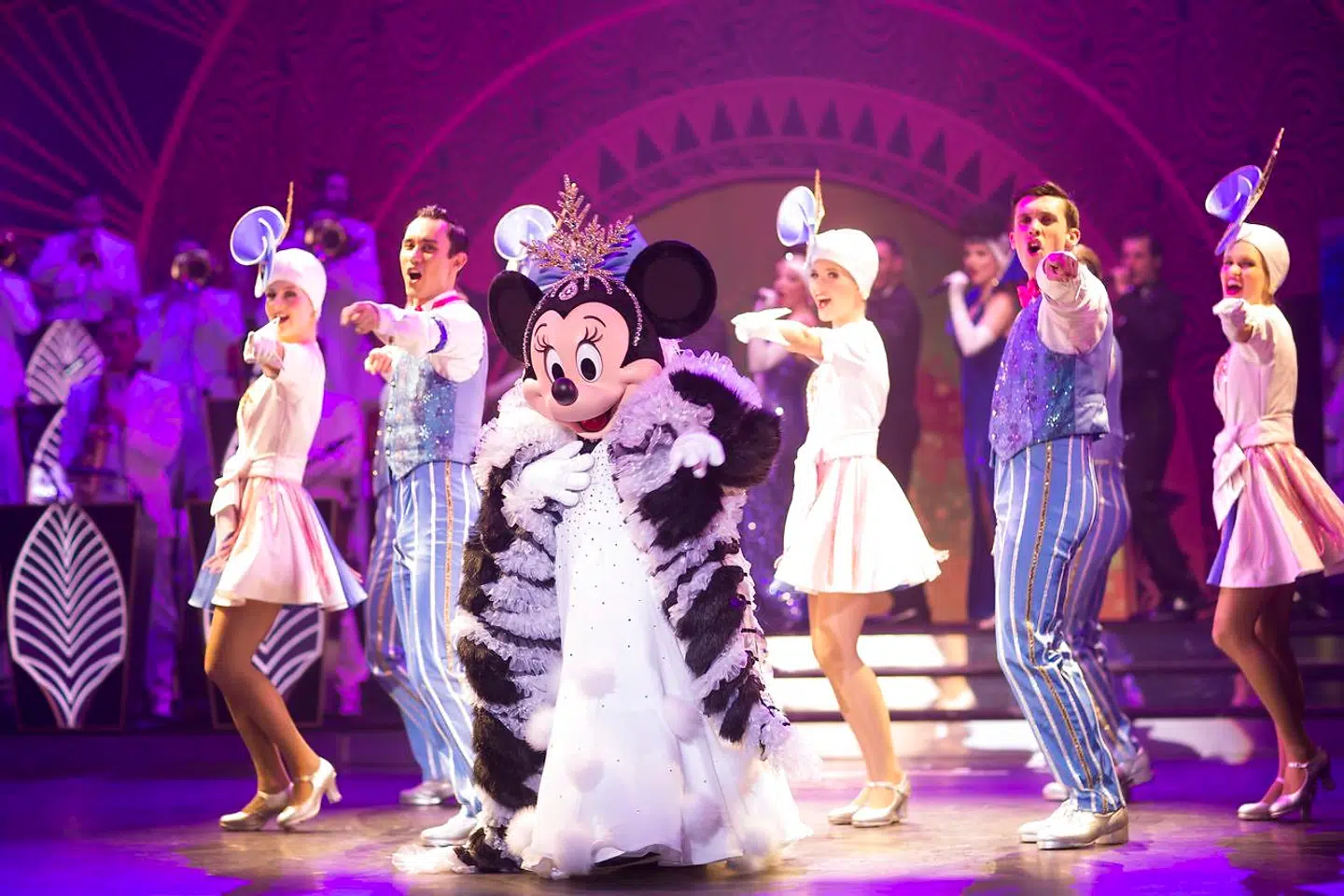 Kombinationen af kostumer, dans og musik er en Disney-specialitet.