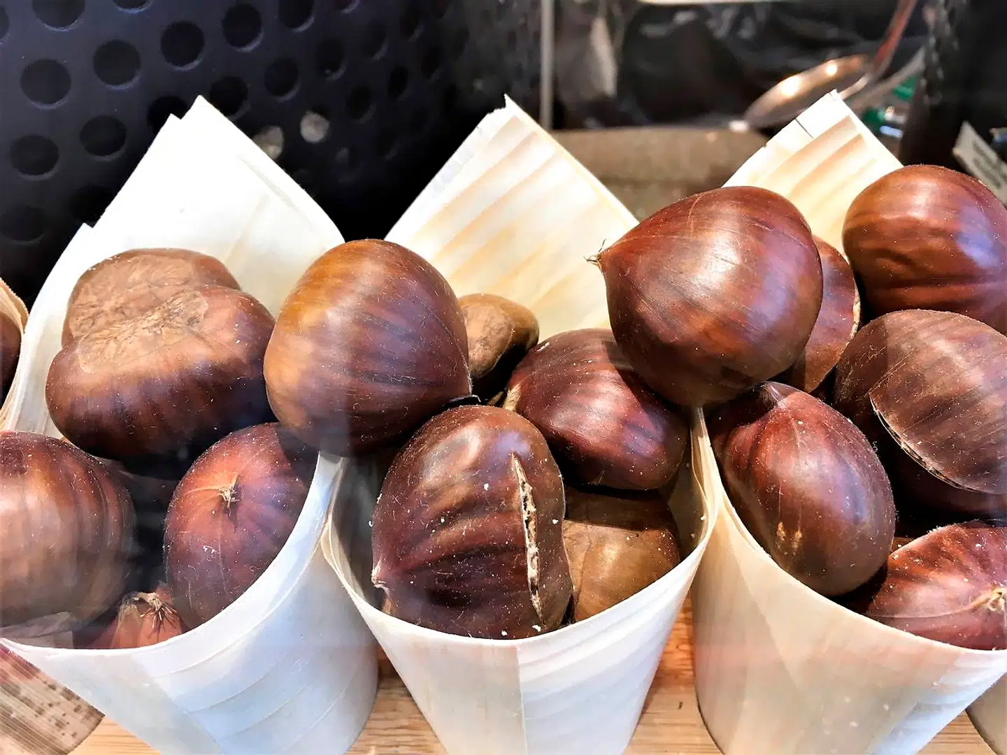 Et kræmmerhus med ristede kastanjer er en specialitet, som amerikanske Disney har taget med til Paris.