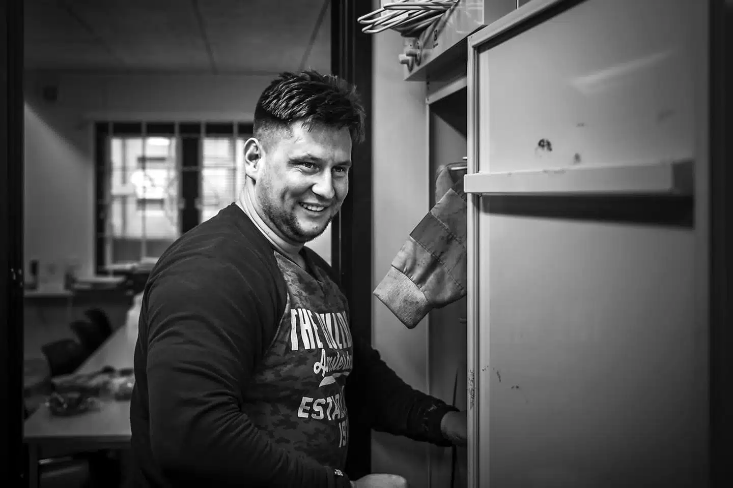 Marek Zadora er maskinfører og arbejder hos NCC. Han kommer fra Polen og bor i Danmark med sin kone, Klaudia, og søn, Oskar.