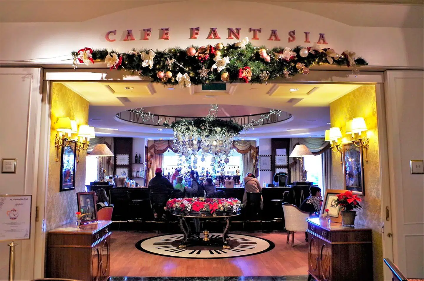 Der er adskillige spisesteder og cafeer i Disneyland. På flere af dem er det en god idé at reservere bord i god tid.