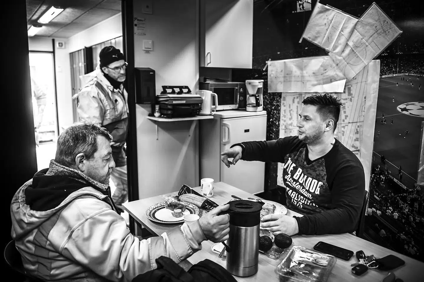 Marek Zadora er maskinfører og arbejder hos NCC. Han kommer fra Polen og bor i Danmark med sin kone, Klaudia, og søn, Oskar. Her spiser han frokost og snakker med kollegerne Roman, som bliver kaldt bedstefar, og Klaus.