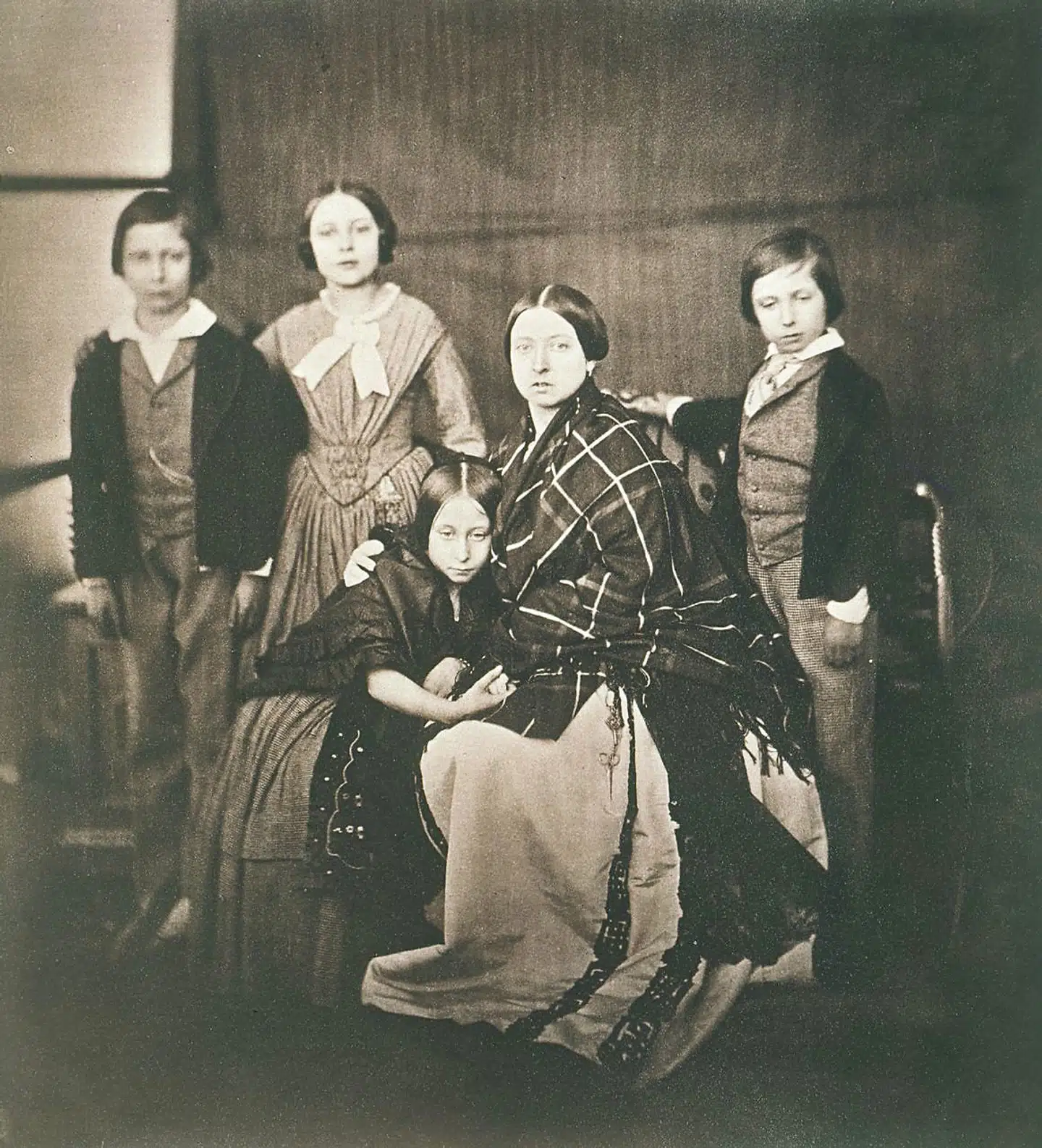 Victoria fotograferet sammen med sine ældste børn: Bertie, Vicky, Alice og Alfred. Victoria fulgte tidens strenge børneopdragelse. Hun er blevet kritiseret for at være for hård og ufølsom ved sine børn. Julia Baird indrømmer, at hun havde svagheder som mor, men at hun gjorde sit bedste i en tid, hvor pædogikken endnu var tilbagestående.