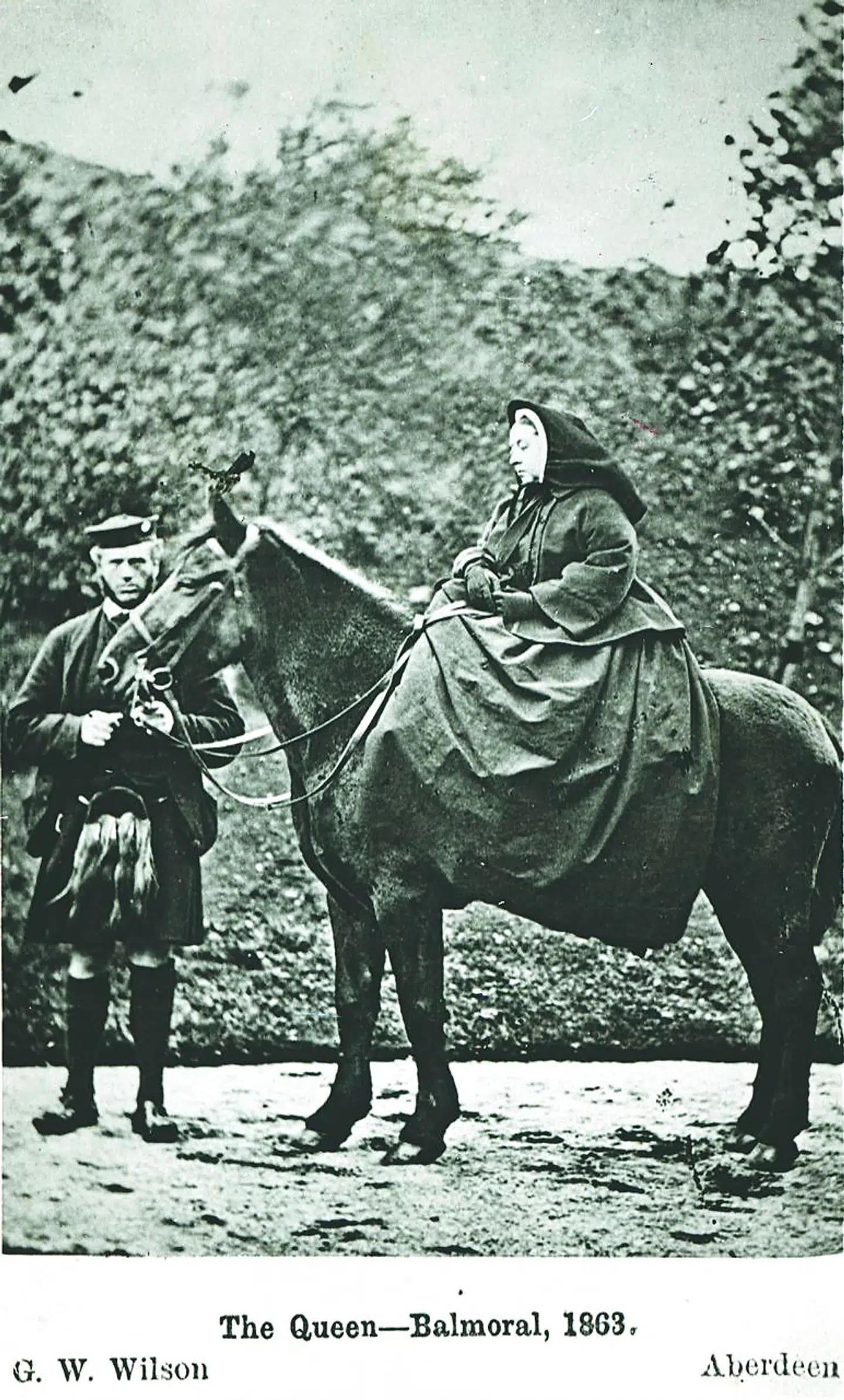 Dronning Victoria var uden tvivl forelsket i sin tjener John Brown. Julia Baird dokumenterer, at der var et kærlighedsforhold mellem de to.