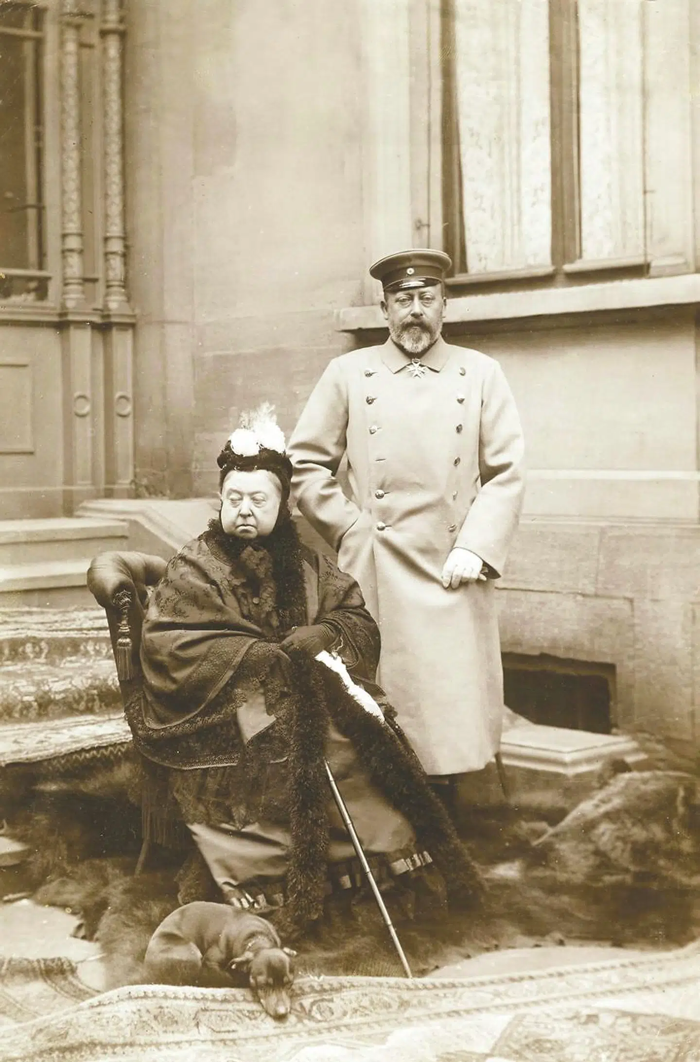 Fotografi af dronning Victoria med sønnen Bertie, der blev konge under navnet Edward VII. Bertie var glad for det vilde liv, herunder spil og kvinder. Victoria overlod ikke officielle opgaver til ham, fordi hun ikke havde tillid til hans evner. Da han endelig blev konge, viste han overraskende store kvaliteter.