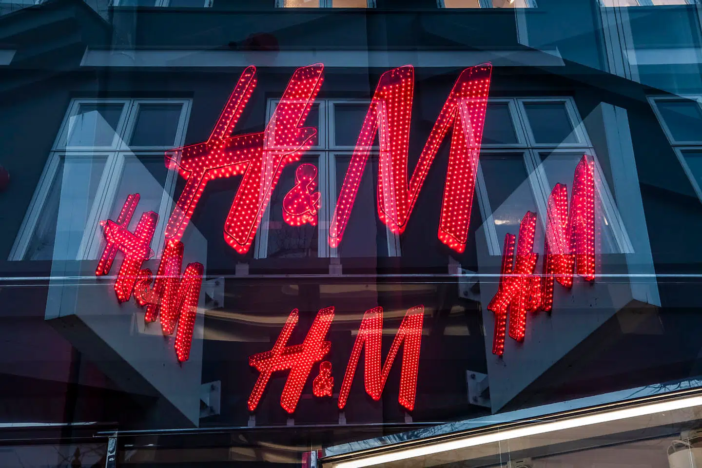I 1946 åbnede Erling Persson den første H&M-butik i Västerås i Sverige. I dag er der 4.841 butikker over hele verden.