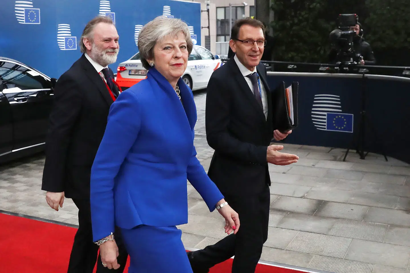 Storbritanniens premierminister, Theresa May, deltog kort i topmødet søndag. Nu venter den vanskelige kamp med at få aftalen igennem Underhuset.
