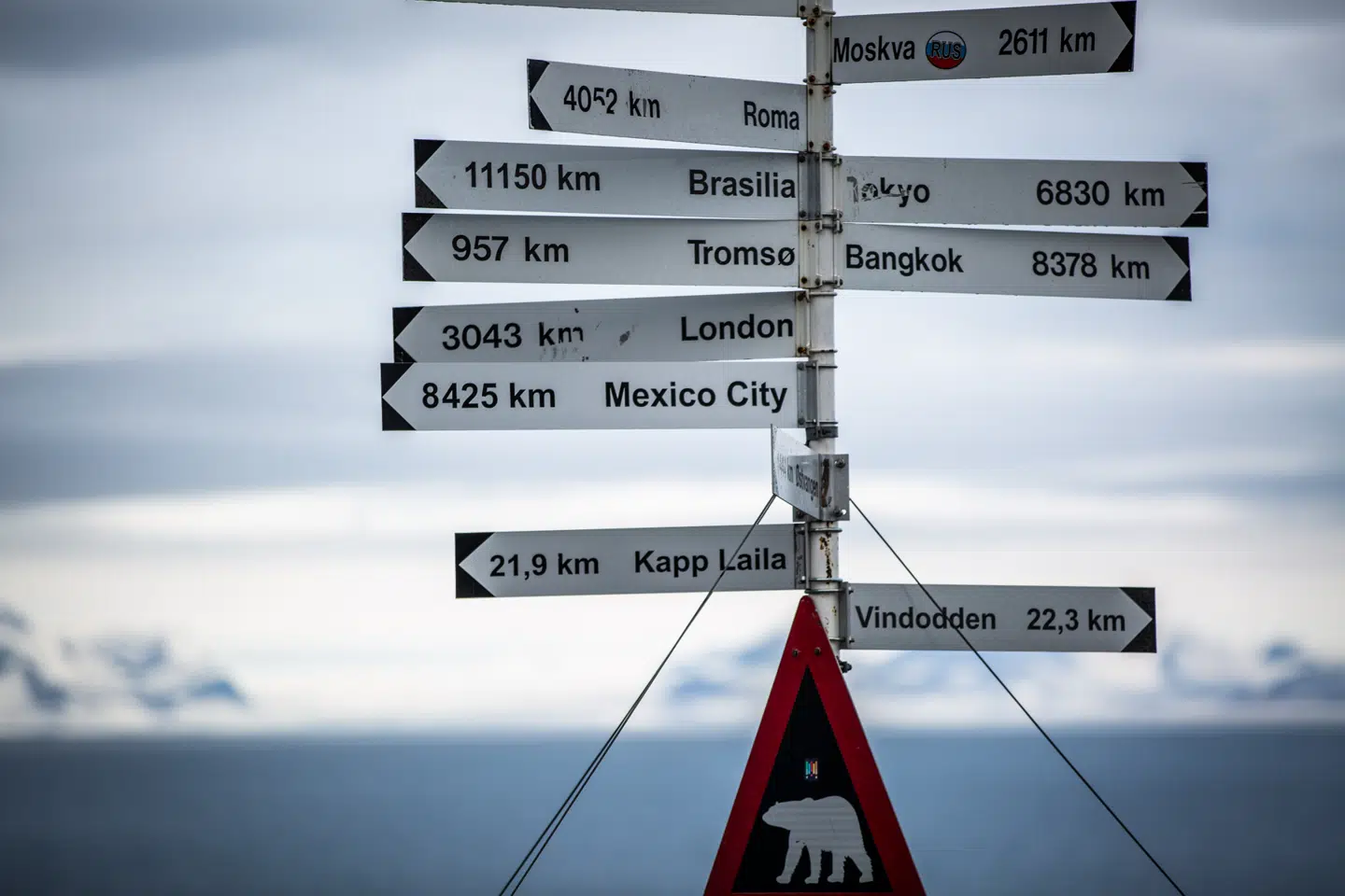 Svalbard ligger langt fra det meste.