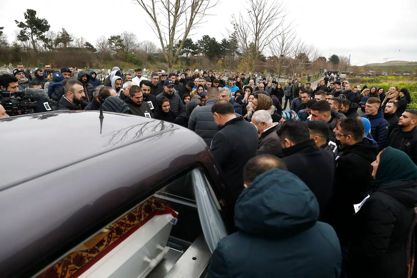 Deltagere på den muslimske gravplads, Brøndbyøstervej 180, hvor Nedim Yasar skal begraves, lørdag den 24. november 2018.