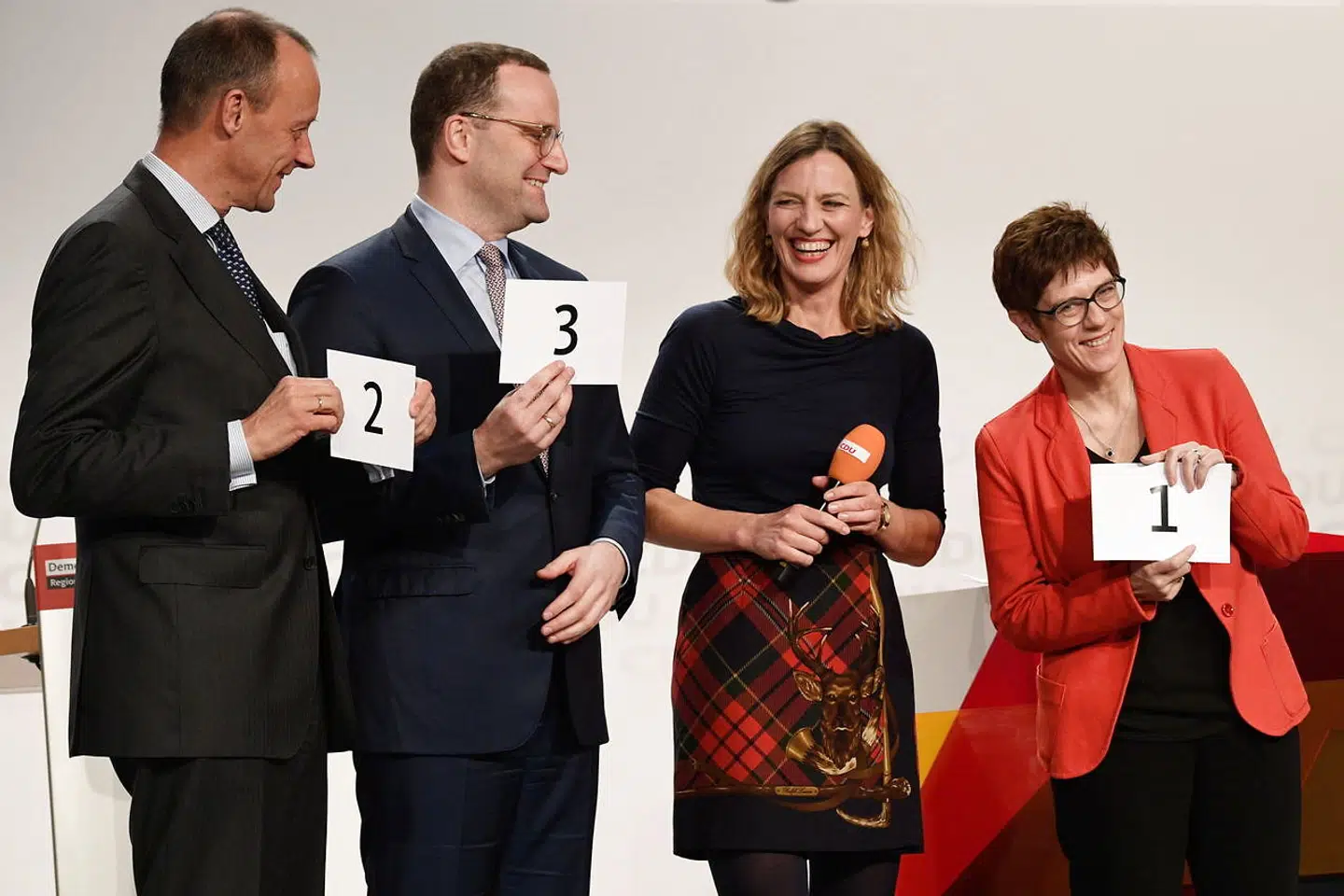 I de fleste målinger fører Annegret Kramp-Karrenbauer (AKK – yderst til højre) over Friedrich Merz (yderst til venstre) og Jens Spahn (i midten) i kampen om at blive CDU-formand. Kandidaterne skal igennem otte møder rundt i Tyskland. Det sidste møde finder sted 30. november i Berlin. 7. december afgør de delegerede på partikongressen i Hamborg, hvem der bliver ny CDU-formand.