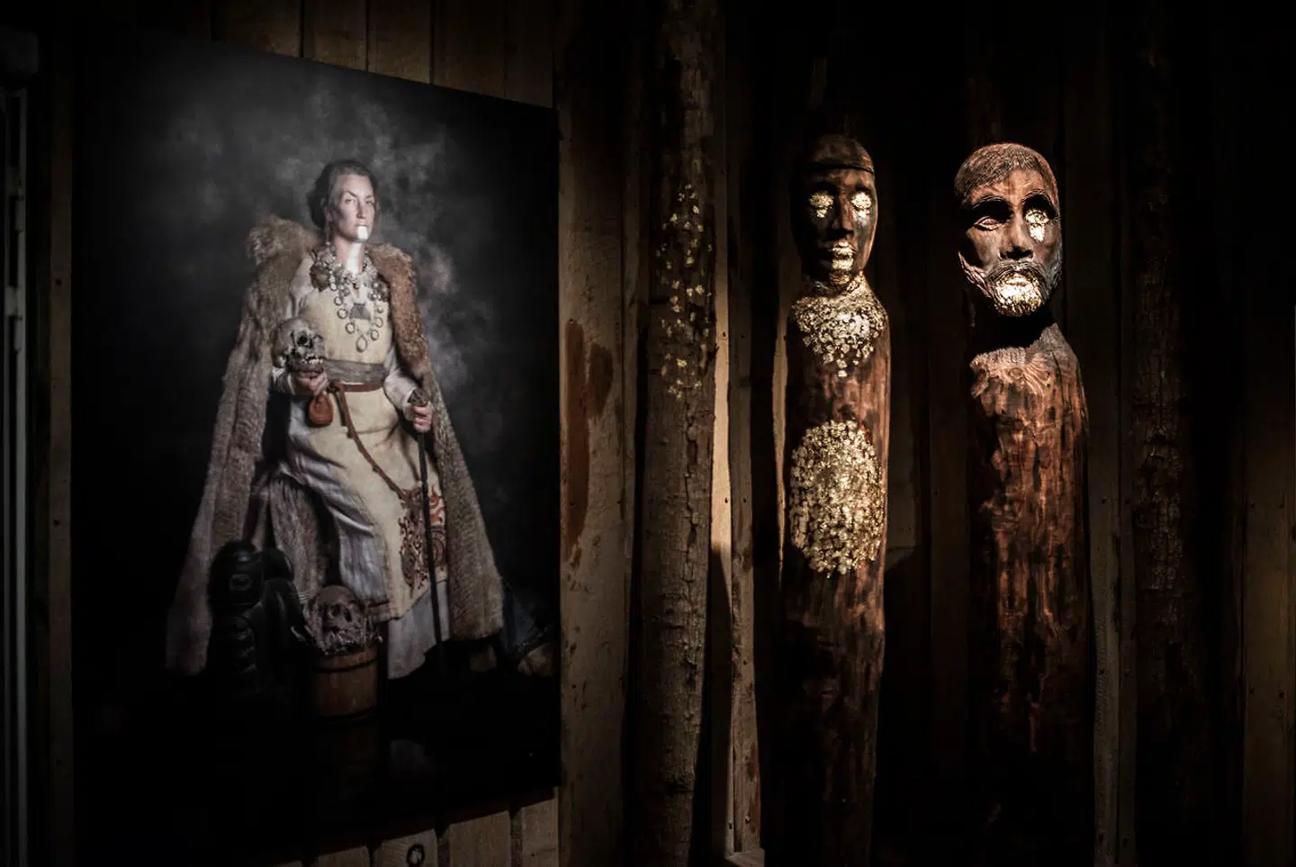 Smykkerne, som kvinden på billedet har om halsen, er ikke alle fra samme tidsperiode. Der er derfor tale om en kunstnerisk fortolkning af, hvordan vikingerne så ud.