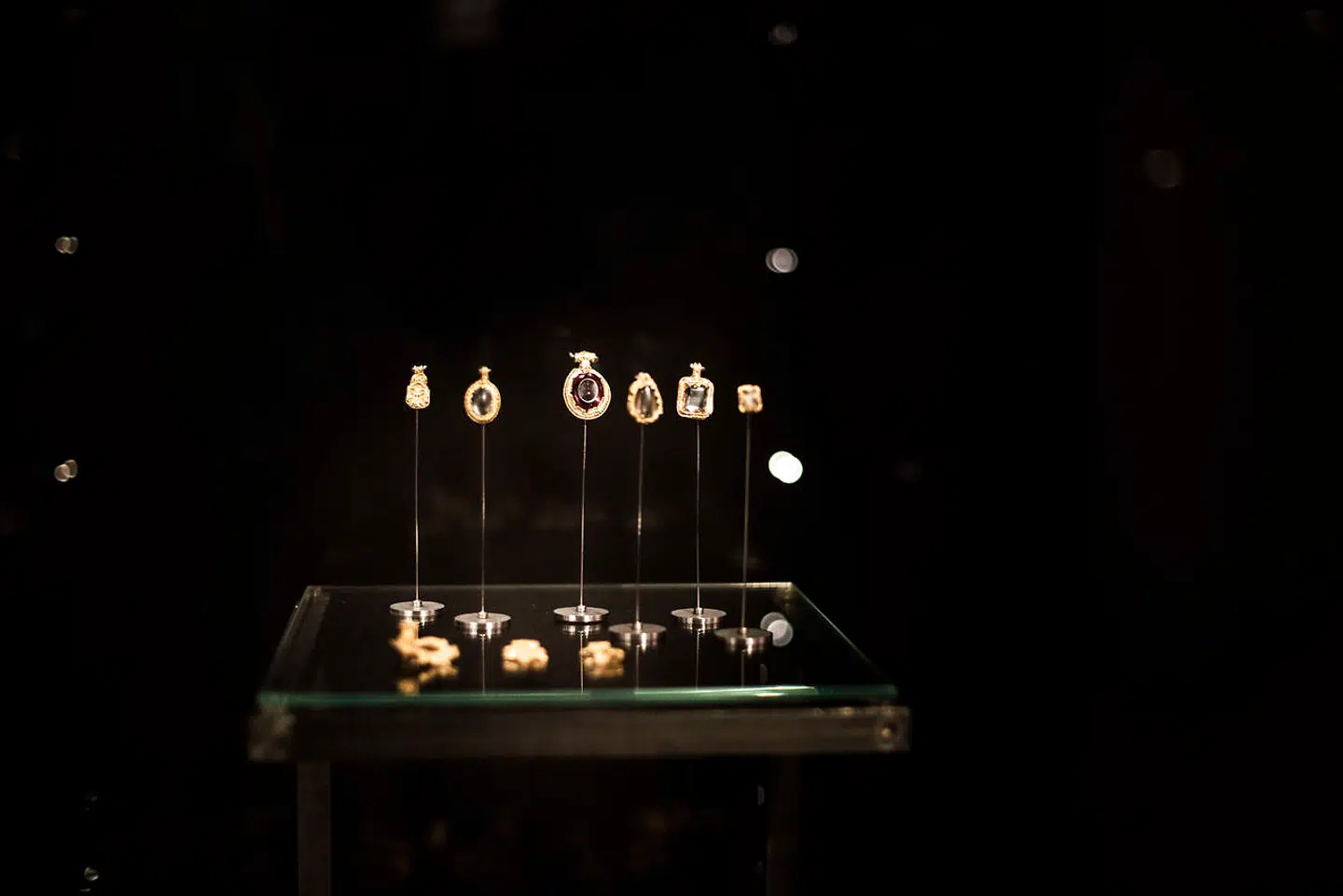 Det er uvist, hvilke slags sten der er indfattet i smykkerne, da de aldrig har været til geologisk analyse.