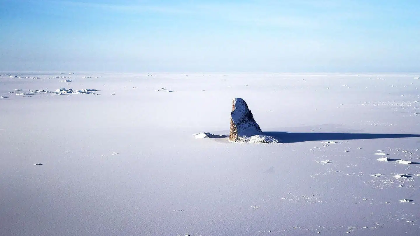 Hvad gemmer der sig under isen i Grønland og Antarktis? Langsomt begynder forskere at løfte sløret for spektakulære landskaber dernede.