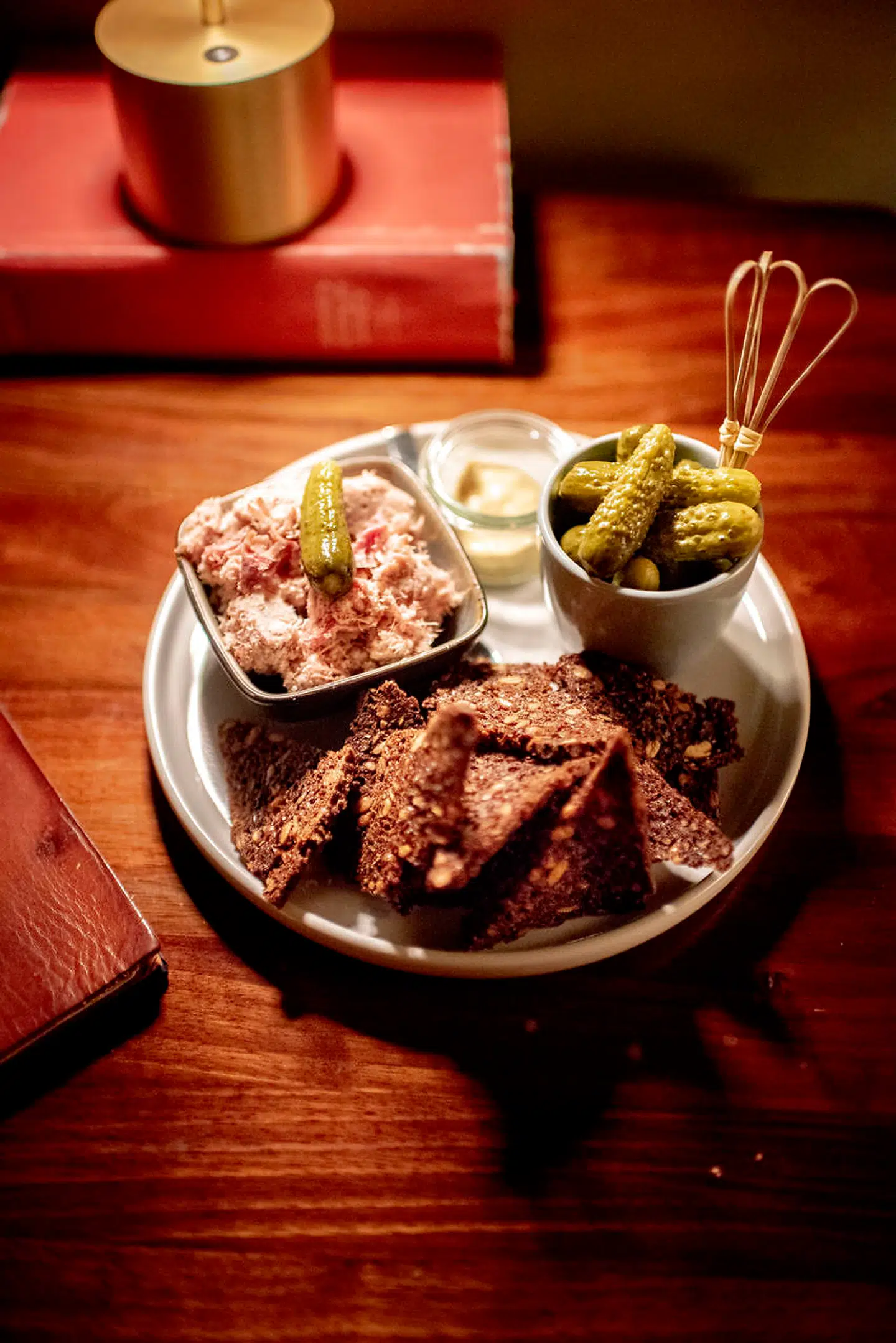 Brønnums udgave af rilette. Stenhård - indtil den har stået 4-5 timer under en varmelampe.