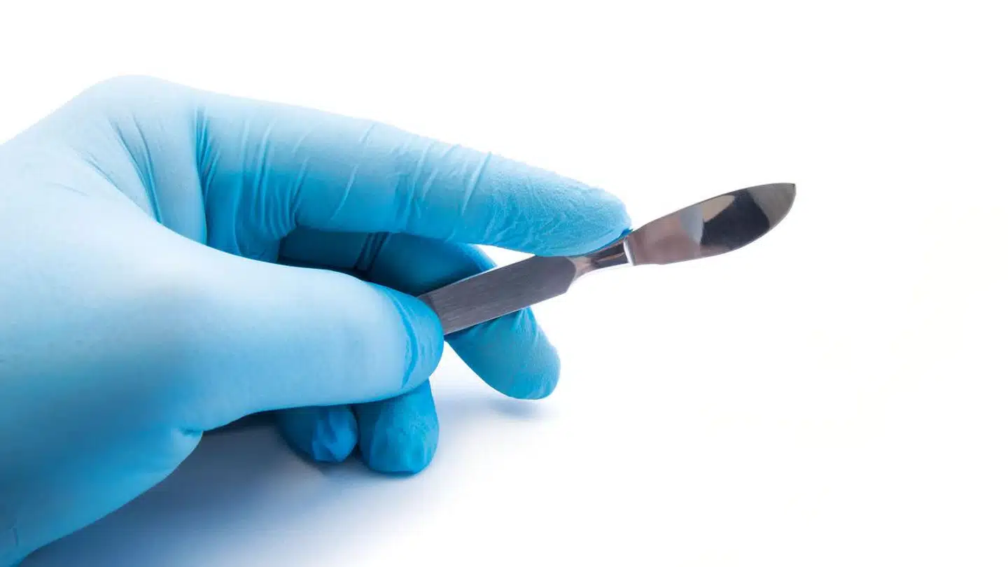 »Fra et læge- og børneetisk synspunkt er en omskæring helt konkret beskadigelse af legemet, i dette tilfælde forhuden,« skriver de fire repræsentanter for Intact Denmark, Forening mod børneomskæring. Modelfoto: Iris