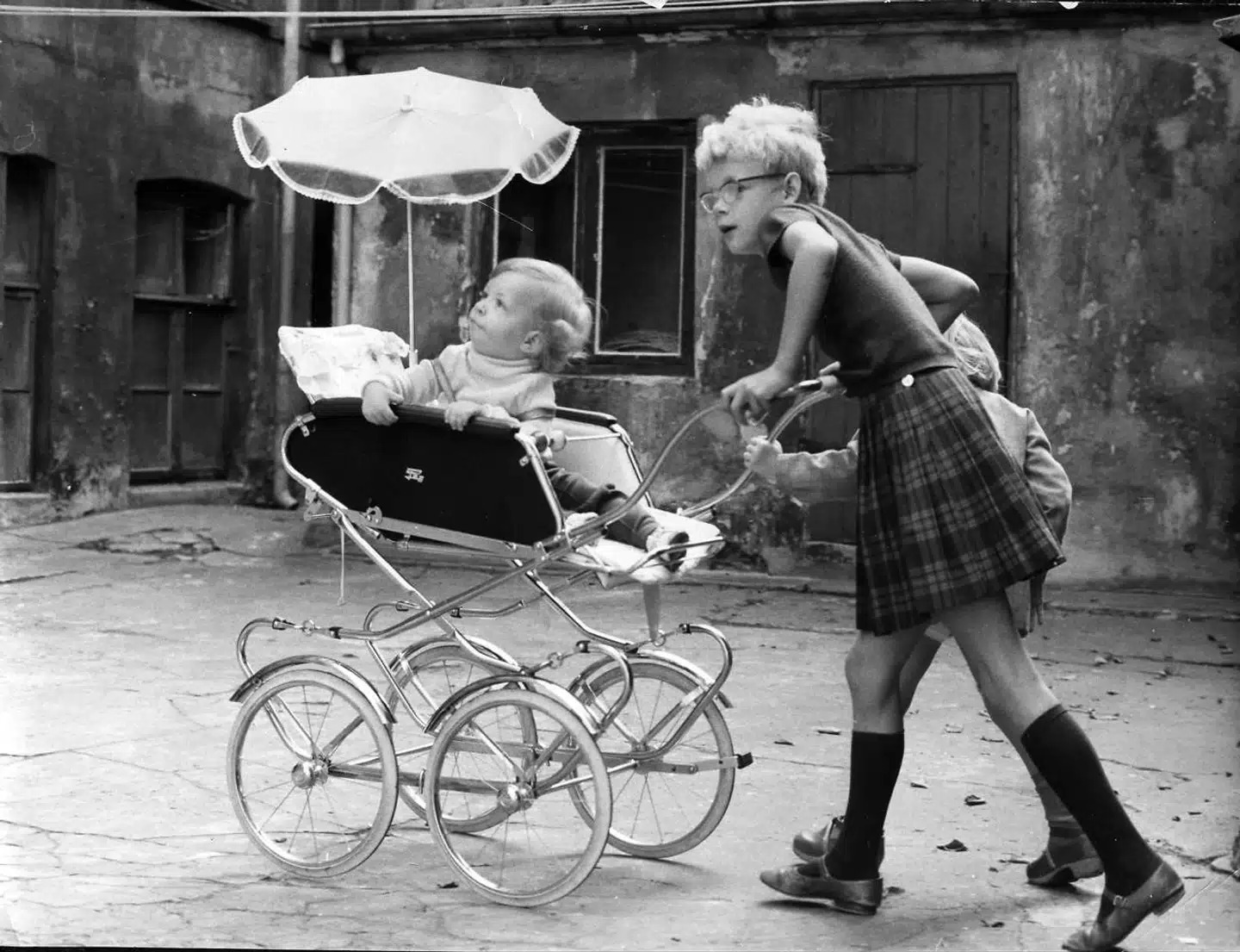 En stor del af tiden havde Sonja ansvaret for de små søskende, Heidi og Bjarne.