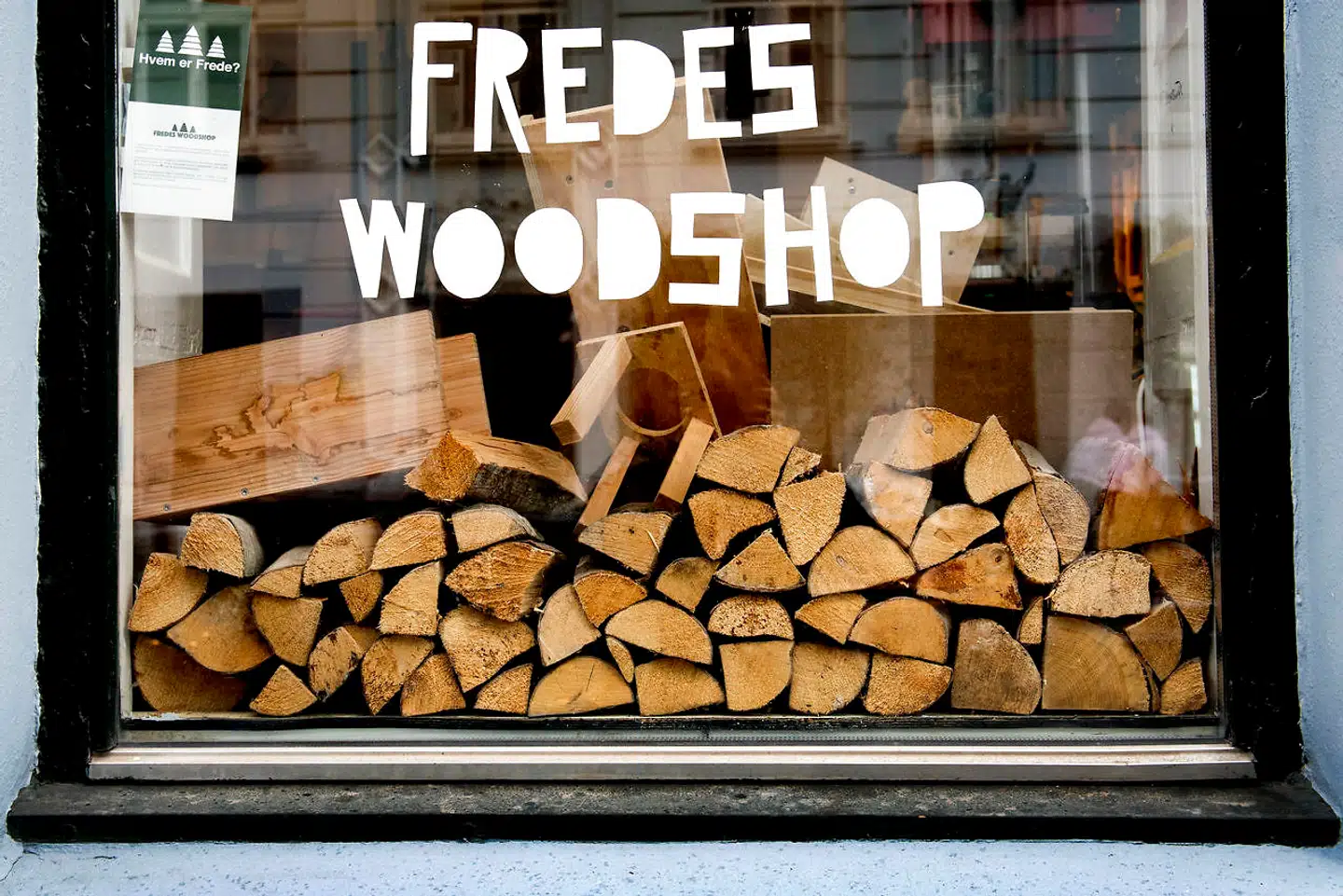 Frede er Normas kæreste i »Sonja fra Saxogade« – derfor har han fået sit eget værksted, hvor man kan arbejde i træ.