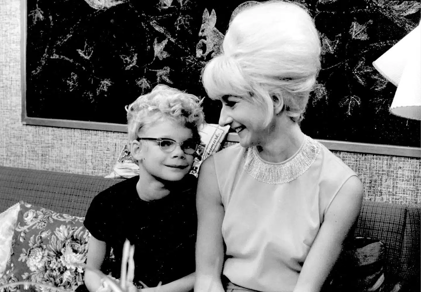 Sonja med sin mor, Norma, spillet af Jytte Abildstrøm. Som man tydeligt ser, bruger Norma ikke så lidt tid på sin frisure.