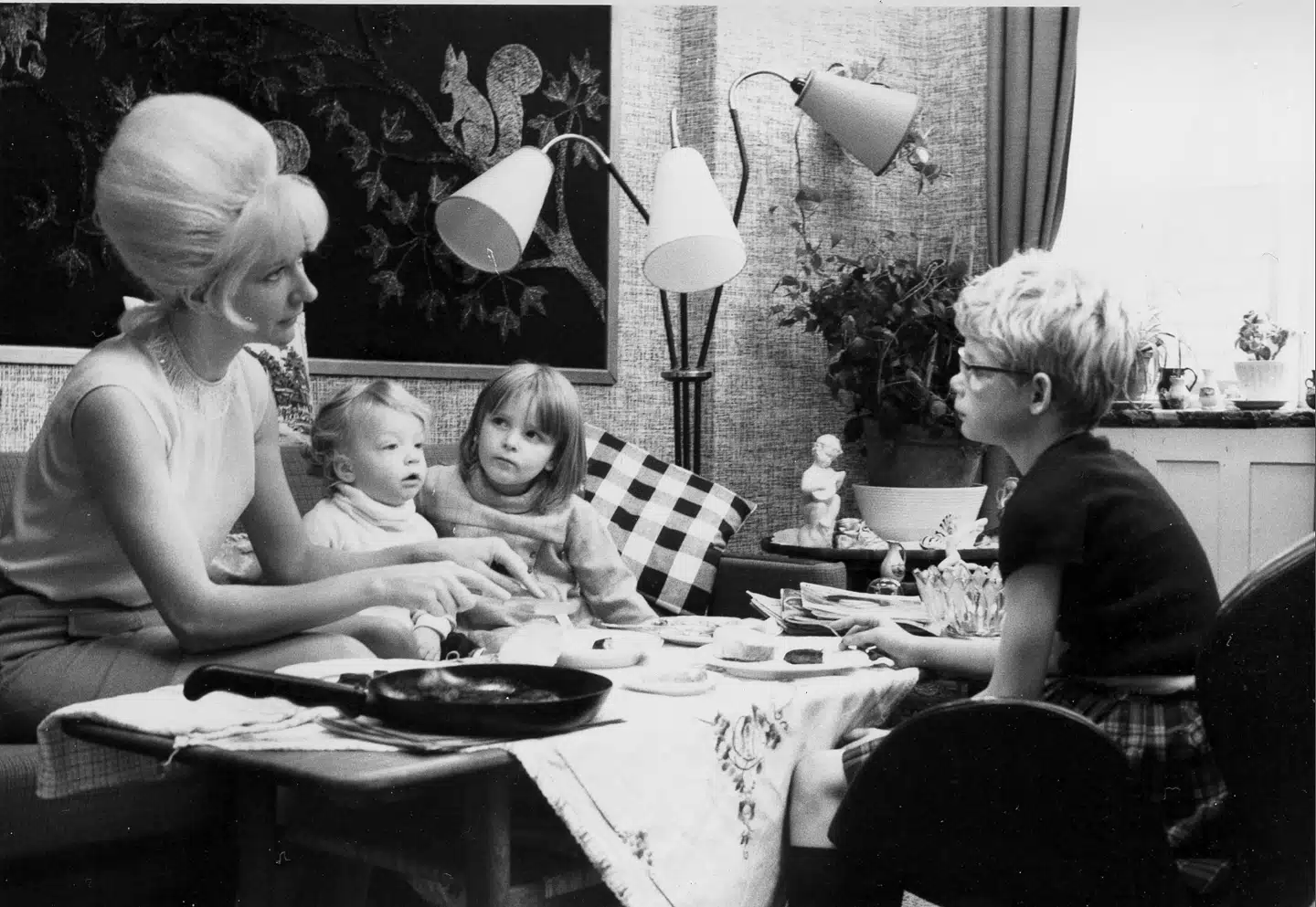 Sonja med familien. Spisebordet i den lille baggårdslejlighed er byttet ud med et sofabord, hvor alle måltider indtages.