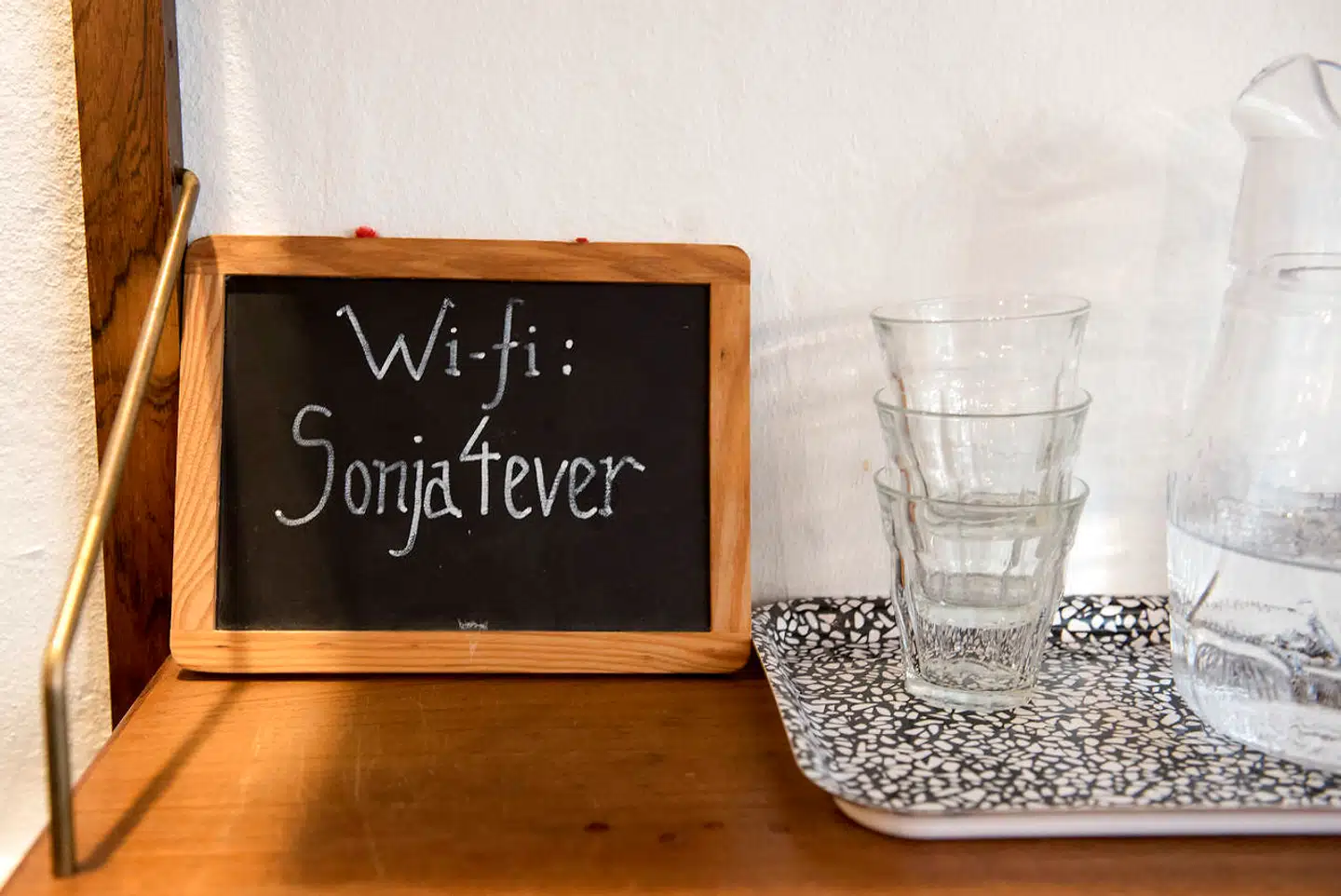 Mange sidder med deres laptop på Café Sonja – kodeordet til wifi giver sig selv.