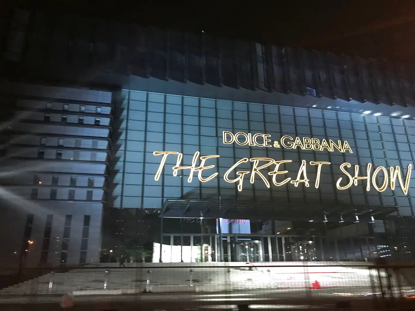 Dolce & Gabbana har valgt at aflyse den ellers stort opsatte modeopvisning »The Great Show« i Shanghai få timer, før det ellers skulle være afholdt. Flere berømtheder havde valgt at boykotte opvisningen efter en reklamebrøler fra modefirmaet.