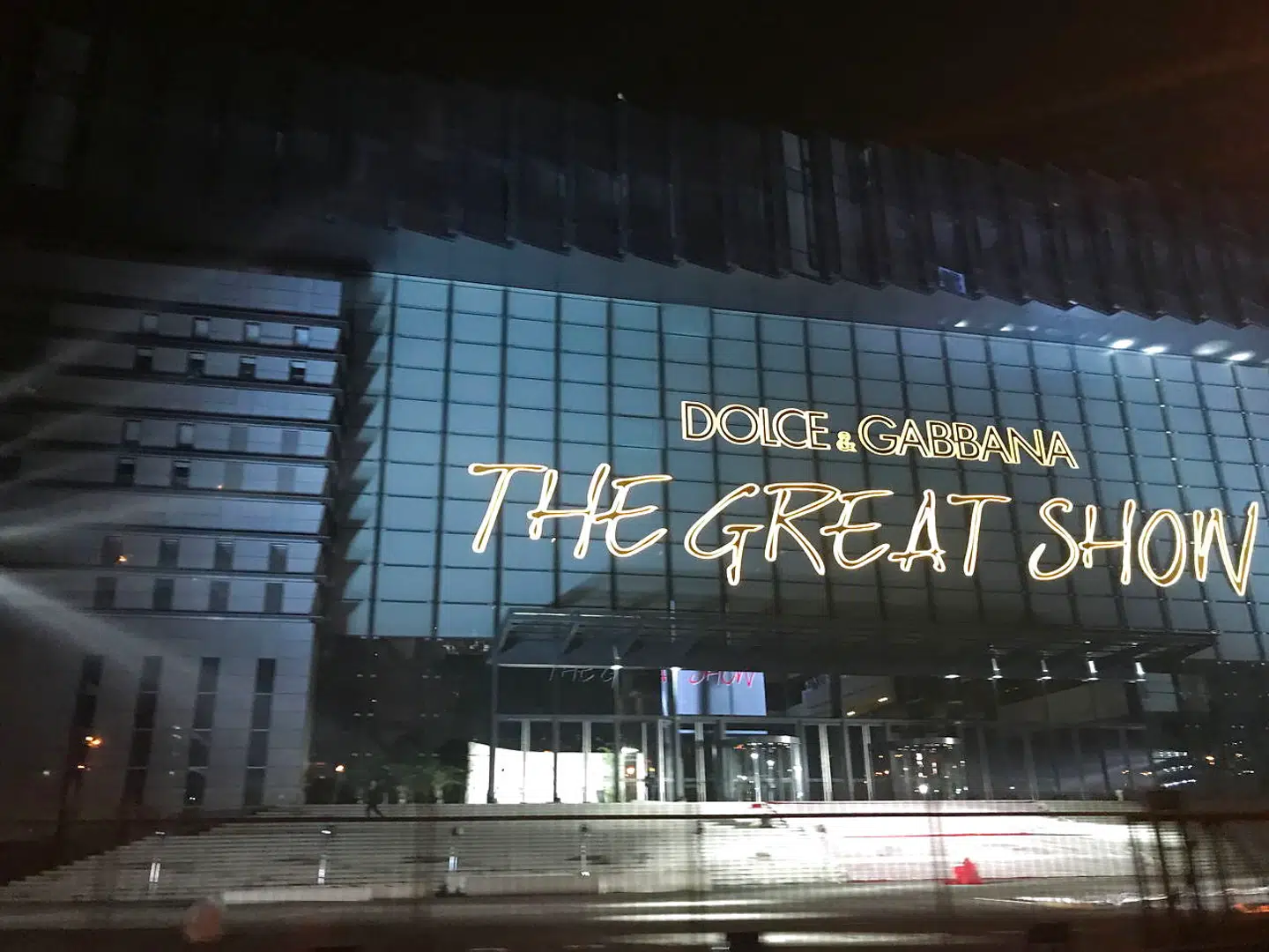 Dolce & Gabbana har valgt at aflyse den ellers stort opsatte modeopvisning »The Great Show« i Shanghai få timer, før det ellers skulle være afholdt. Flere berømtheder havde valgt at boykotte opvisningen efter en reklamebrøler fra modefirmaet.