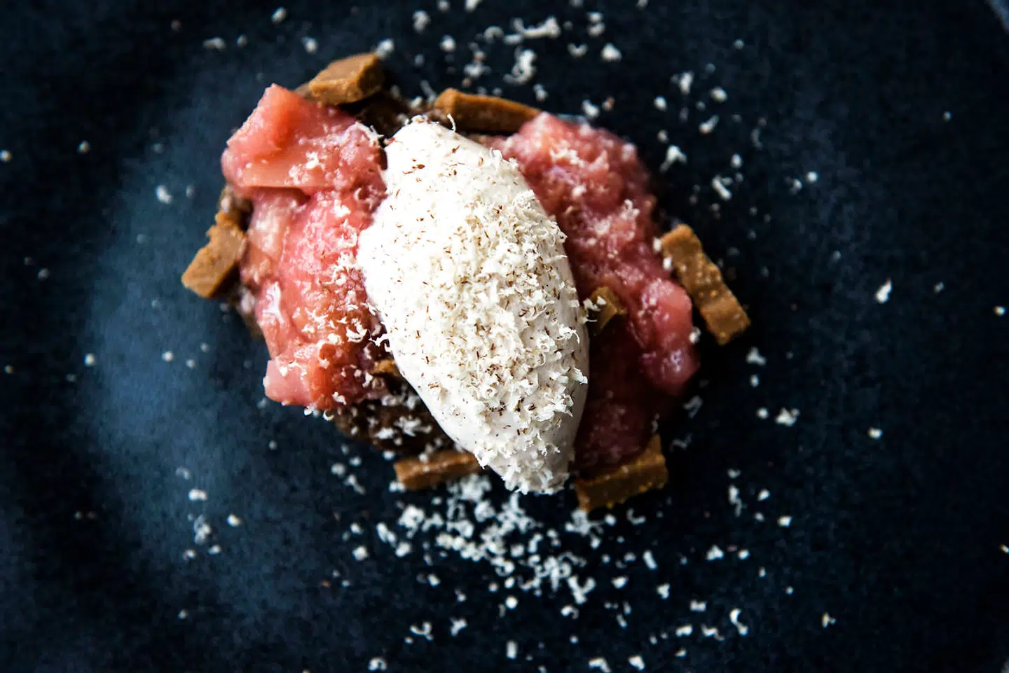 Æblekompot med shortbread og hasselnøddeis.