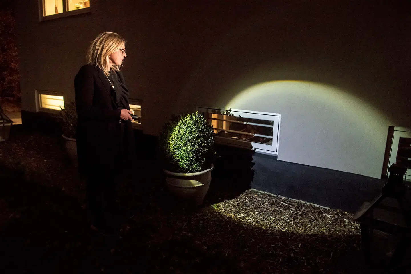 Tyven kom ind gennem kældervinduet. Han havde gennemrodet huset, men ikke fået noget af værdi med sig.