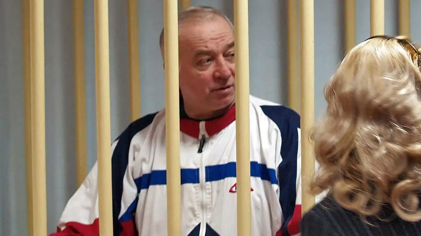 Arkivbillede fra august 2009 af daværende oberst i den russiske militære efterretningstjeneste, Sergej Skripal. Fotografiet er taget i Moskvas militære domstol. Skripal blev kendt skyldig i landsforræderi og idømt 13 års fængsel. Han blev senere udvekslet på amerikansk initiativ. EPA/YURY SENATOROV RUSSIA OUT / BEST QUALITY AVAILABLE
