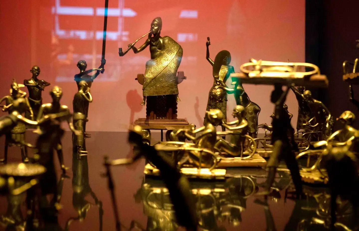 Afrikansk kunst på det parisiske Branly-museum i Paris. Præsident Macron har åbnet op for, at afrikansk kunst, som er kommet til Frankrig i kolonitiden, skal tilbageleveres.