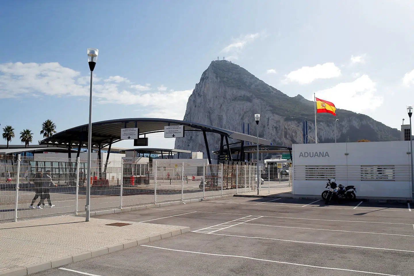 Gibraltar, her set fra den spanske side af grænsen, omfatter blot syv km2 og 30.000 indbyggere. Men det betændte spørgsmål om den britiske enklave på sydspidsen af Den Iberiske Halvø kan blive afgørende Brexit-aftalens skæbne.