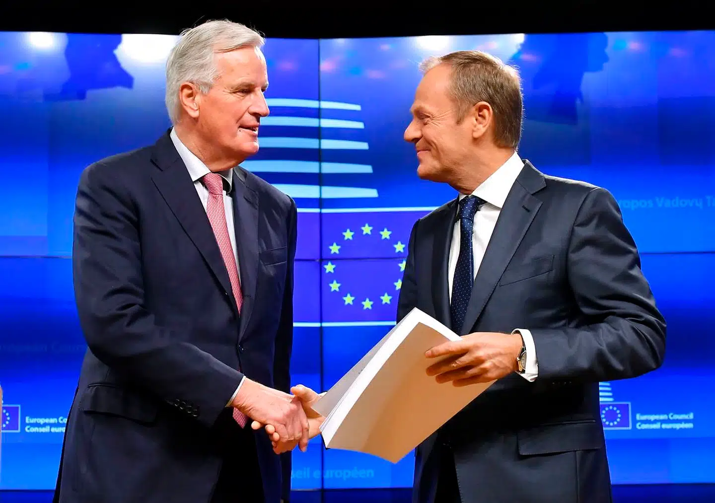 Britiskforhandler Michel Barnier overrækker EU-præsident Donald Tusk