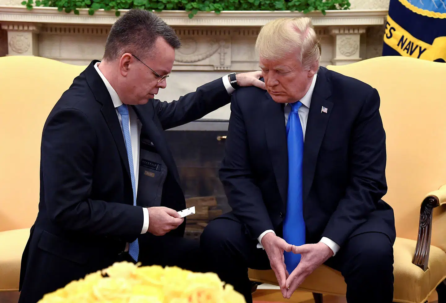 USAs præsident i stille bøn sammen med præsten Andrew Brunson, som blev modtaget i Det Hvide Hus efter sin løsladelse fra husarrest i Tyrkiet.