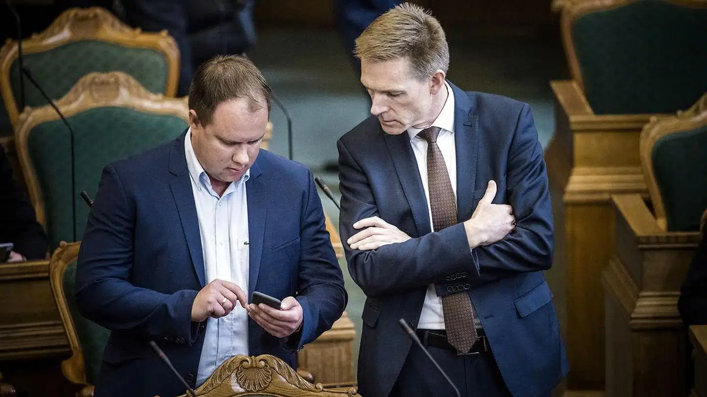 Martin Henriksen og Kristian Thulesen Dahl fra Dansk Folkeparti mener, at Grundloven kun gælder for danskere. Men det passer ikke, og det er problematisk at benægte fakta, lyder det fra professorer.