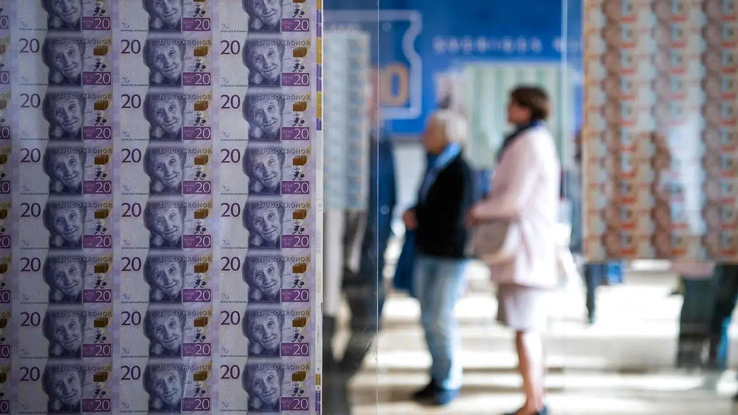 Her er vi dog ikke helt nået til endnu: svenske besøgende på en udstilling af pengesedler hos Riksbanken på Brunkebergstorg i Stockholm.