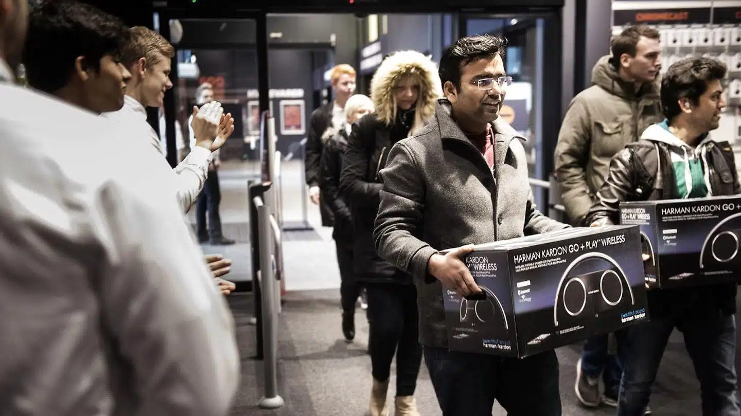 Mange står klar til at hive varerne ned af hylderne, når butikkerne slår dørene op på Black Friday. Ifølge en ny undersøgelse er elektronik særligt eftertragtet hos mændene, mens det hos kvinderne særligt er tøj, sko eller accessories. Billedet er fra Black Friday i Herlev i 2015.