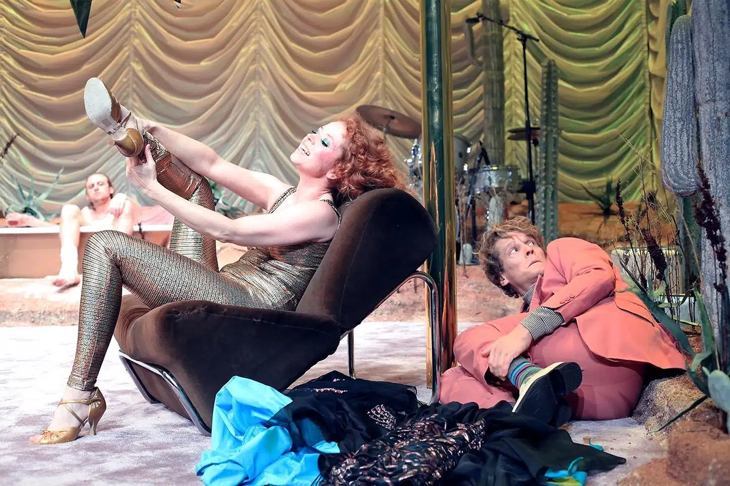 Johanne Louise Schmidt er blændende som den vildt kæmpende »kat«, Maggie, der slås for sin mands krælighed - her med Patrick Baurichter og Mikkel Arndt.