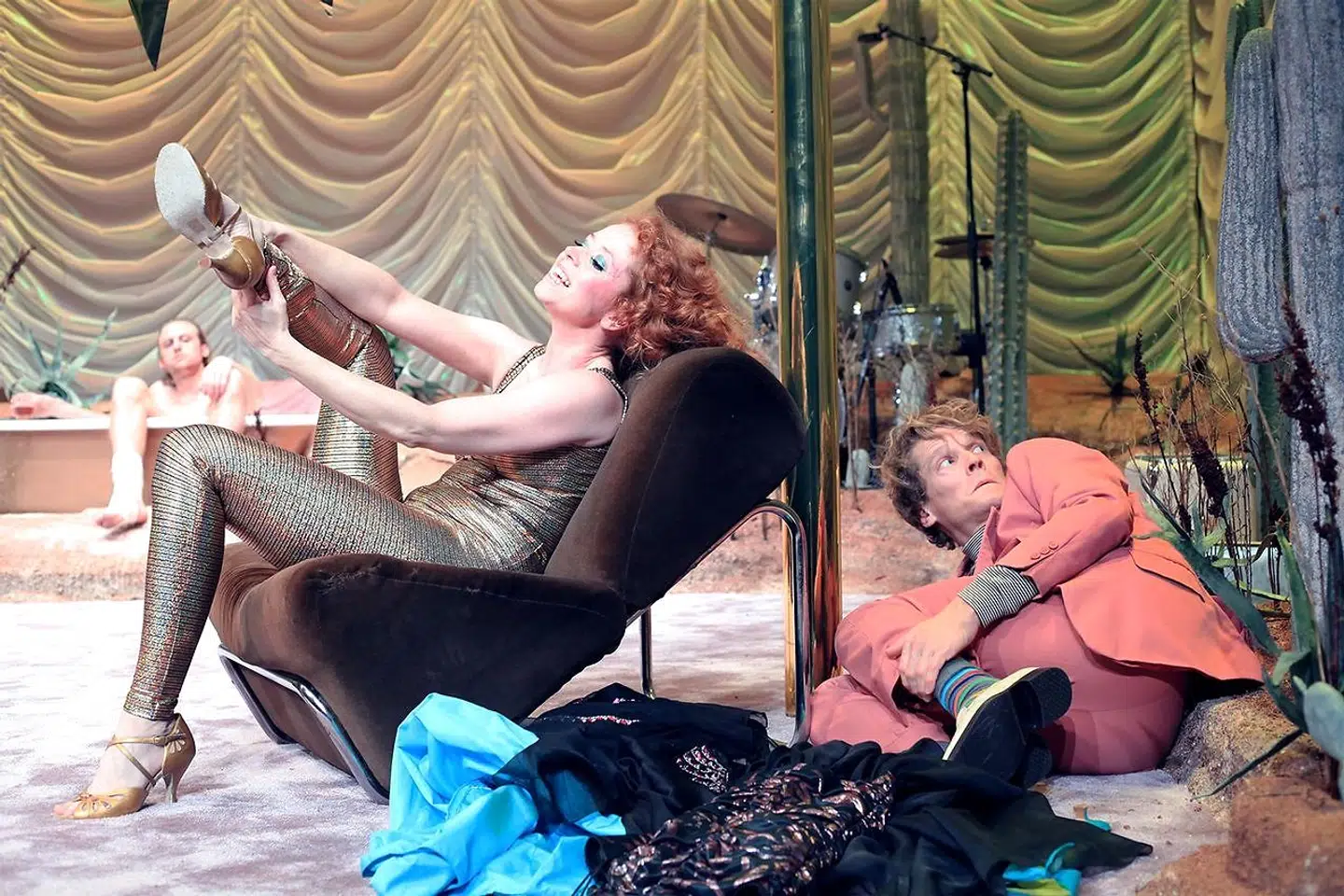 Johanne Louise Schmidt er blændende som den vildt kæmpende »kat«, Maggie, der slås for sin mands krælighed - her med Patrick Baurichter og Mikkel Arndt.