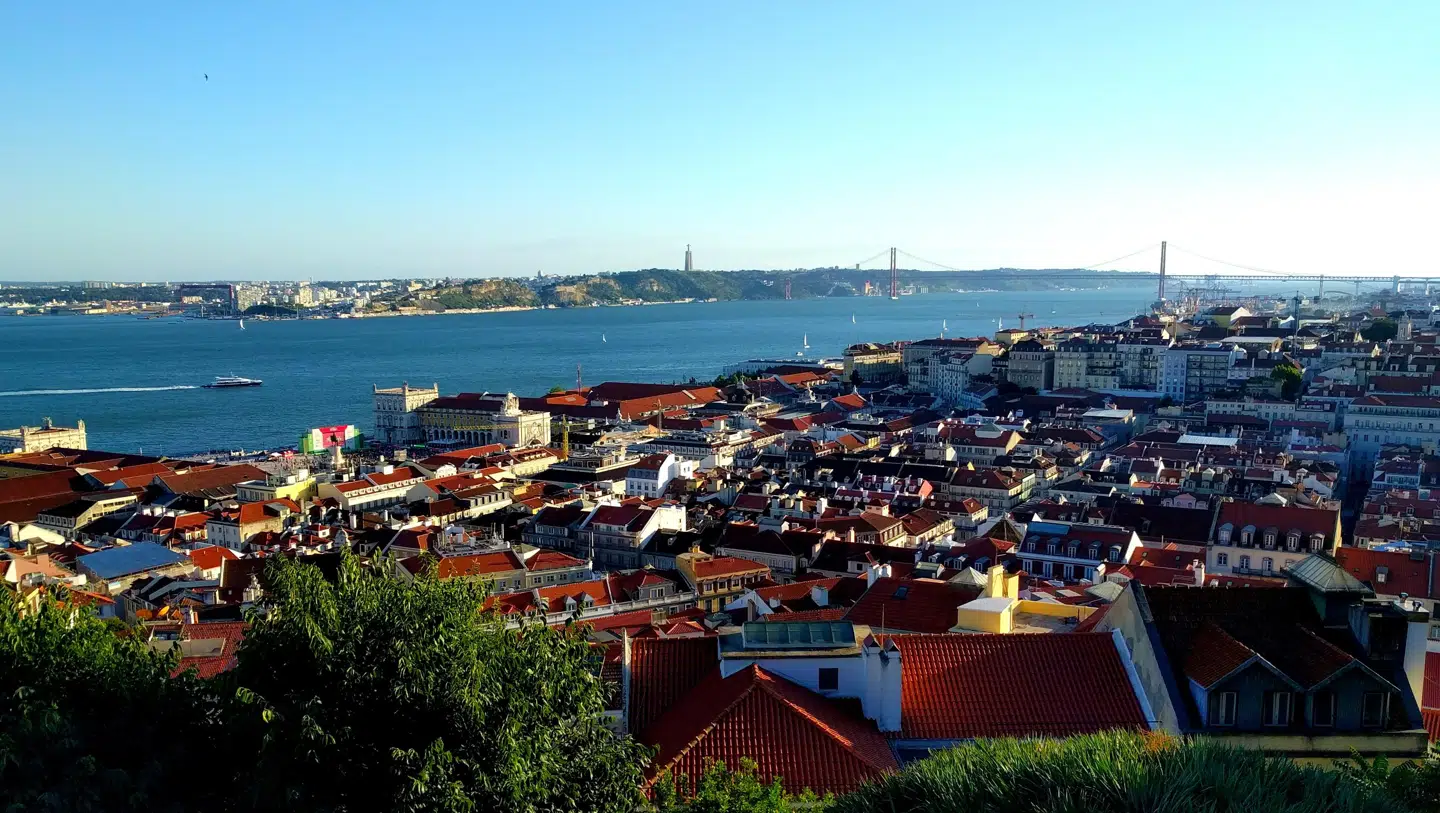 Relativt lave lønninger og gode levevilkår får mange virksomheder til at lægge afdelinger i Lissabon. Det skaber også efterspørgsel på ejendomsmarkedet, og den smukke portugisiske hovedstad er lige nu øverst på investorernes favoritliste.