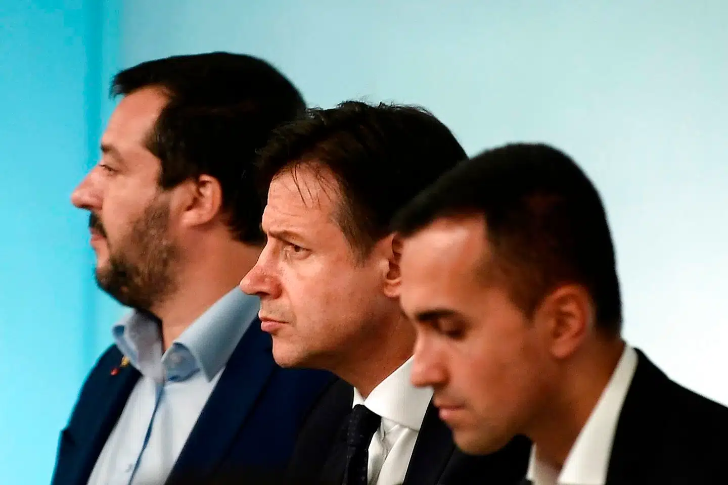 15 oktober sendte den italienske regering sit omstridte budget til Bruxelles. Det blev siden afvist og sendt tilbage til Rom. Men intet har ændret sig, og nu indleder EU-komissionen et sanktionsprogram. På billedet ses vicepremierminister og økonomiminister Luigi Di Maio, Italiens premierminister, Giuseppe Conte, og vicepremierminster og indenrigsminister Matteo Salvini, der holdt pressekonference efter budgettet blev indsendt i oktober. Foto: Filippo MONTEFORTE / AFP.