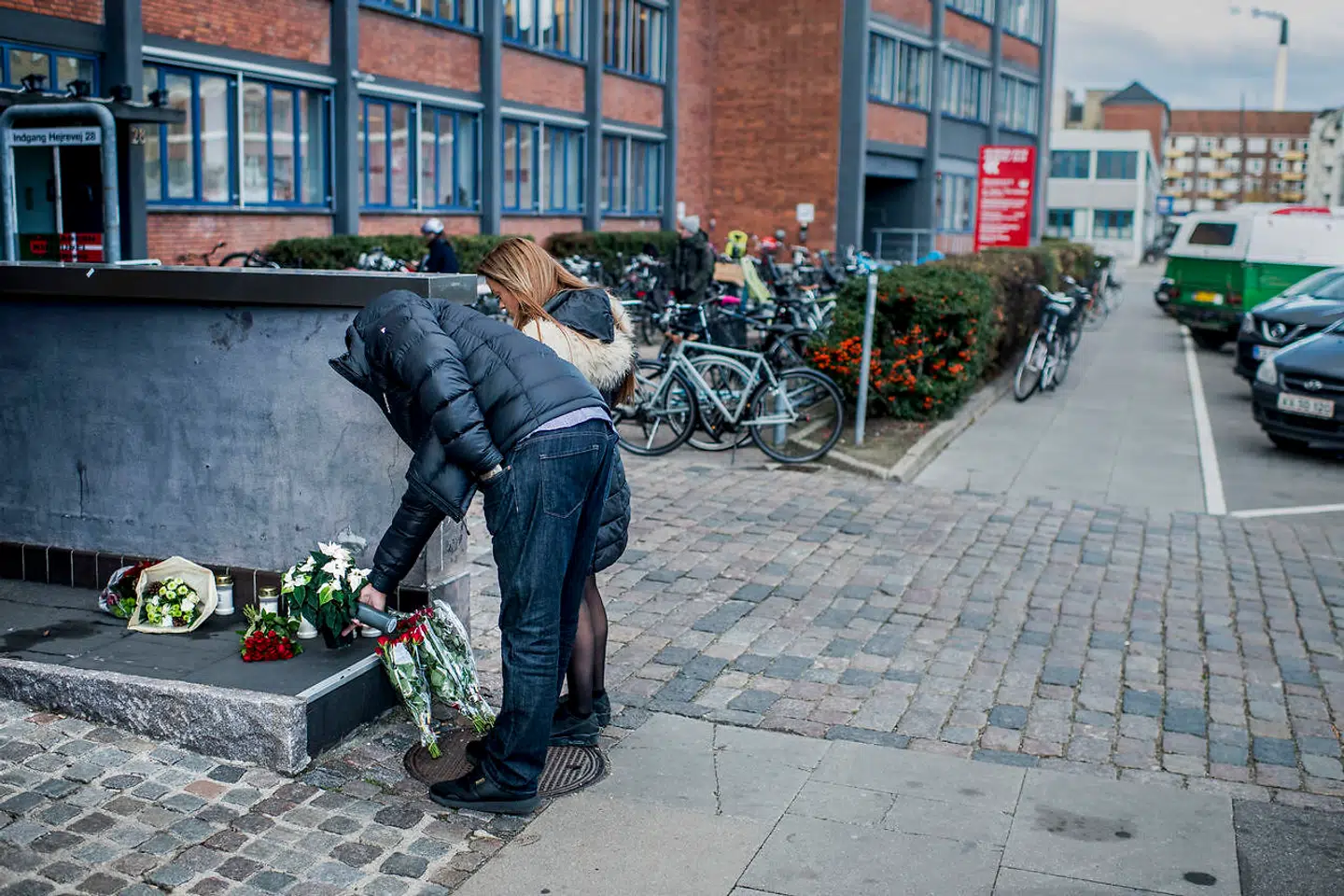 Tirsdag var flere venner til Nedim Yasar forbi på Hejrevej, hvor han blev dræbt, for at lægge blomster. Som en mand, der har kendt Nedim Yasar i et årti og ikke ønsker at få sit navn eller billede i avisen, bemærkede: »Han havde gjort alt, hvad han kunne, for at komme væk fra det her lort. Men han var for stolt til at gemme sig.«