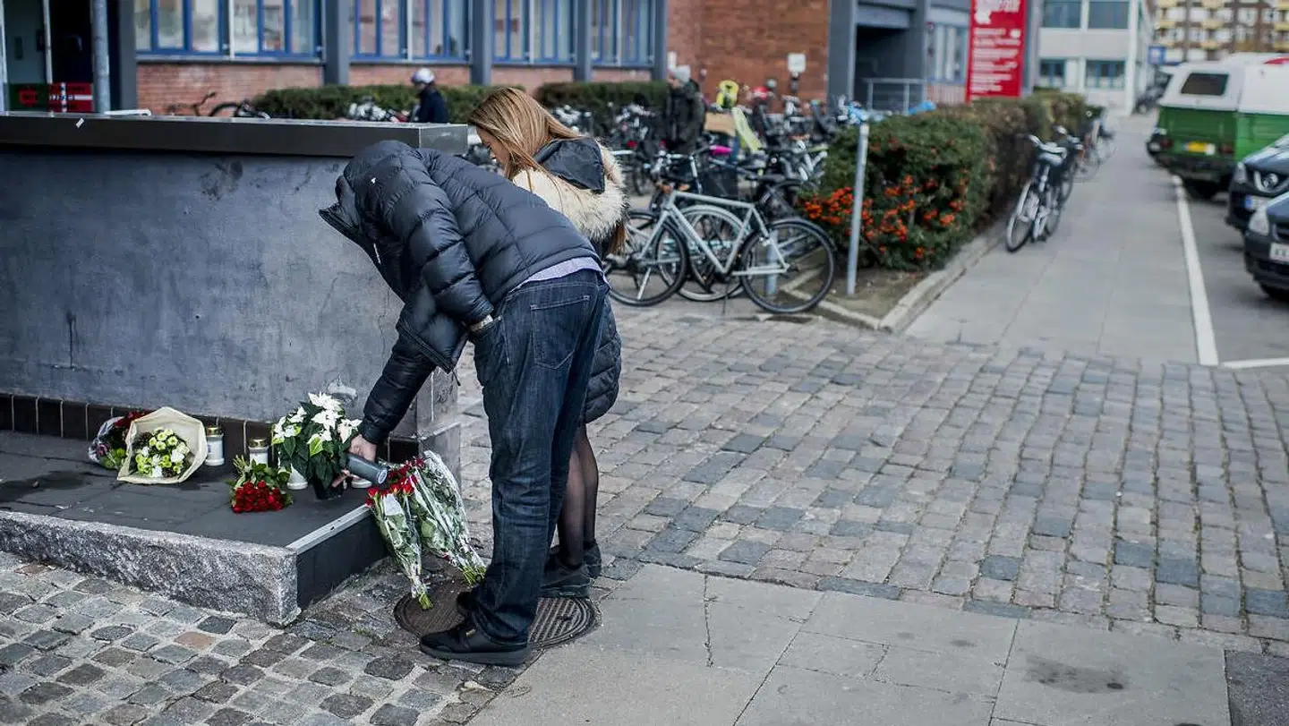 Tirsdag begyndte sørgende at lægge blomster ved det gerningssted på Hejrevej i København, hvor radiovært og tidligere bandeleder Nedim Yasar mandag aften blev skuddræbt.