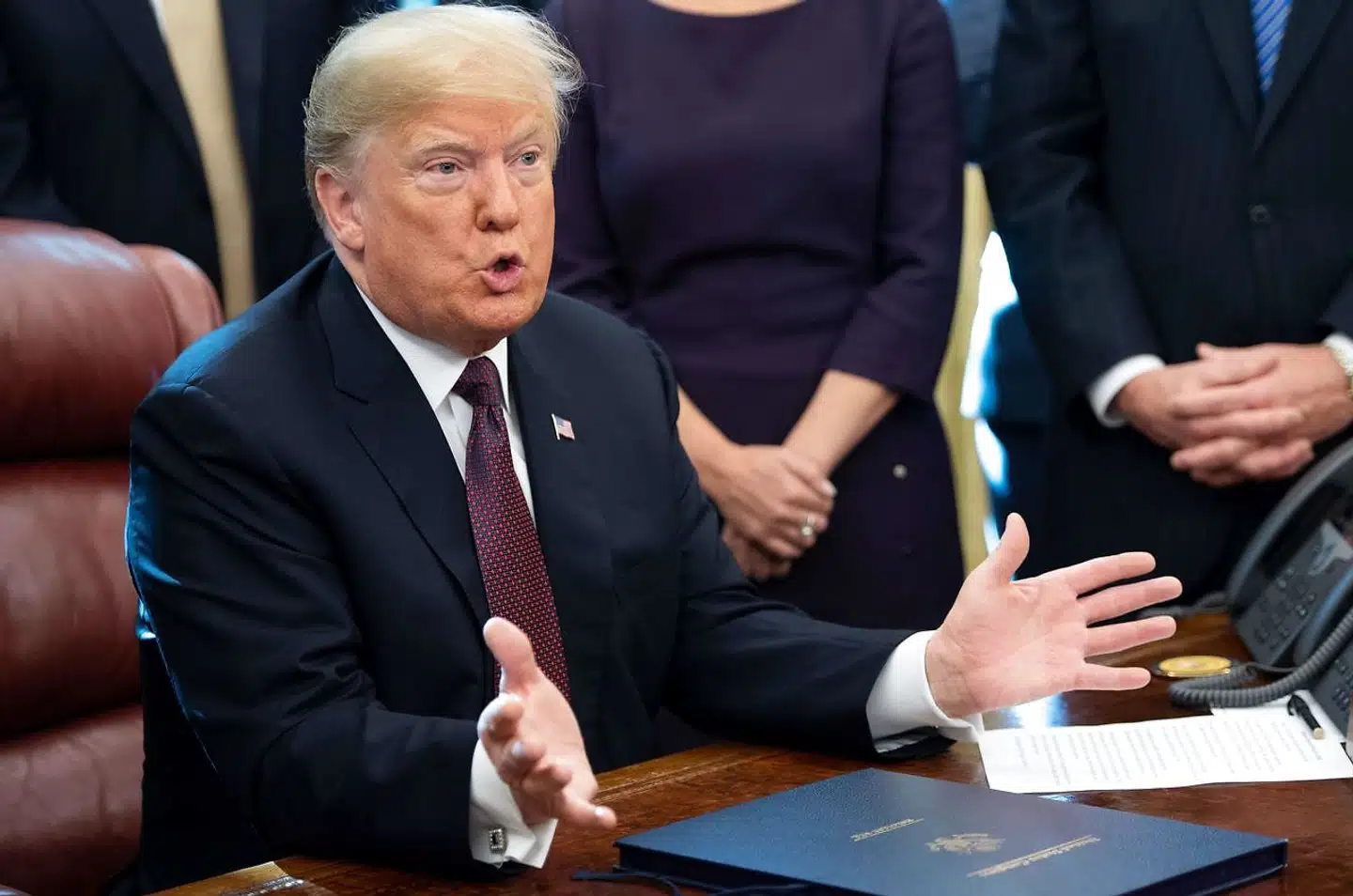 Fotografiet fra i fredags viser præsident Trump i det ovale kontor, hvor han netop har underskrevet et lovforslag om sikkerhed i cyberspace og infrastruktur.