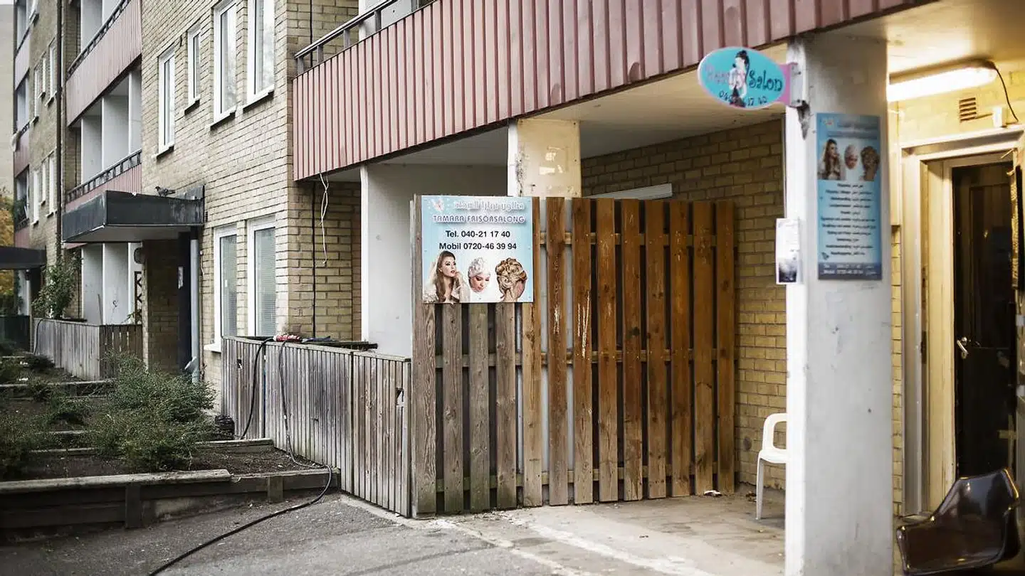 Tidligt ondsag morgen er bygningen med den eksplosionsramte restaurant i Malmø-ghettoen Rosengård stadig afspærret af politi, skriver Aftenposten. Billedet stammer fra et andet sted i Rosengård.