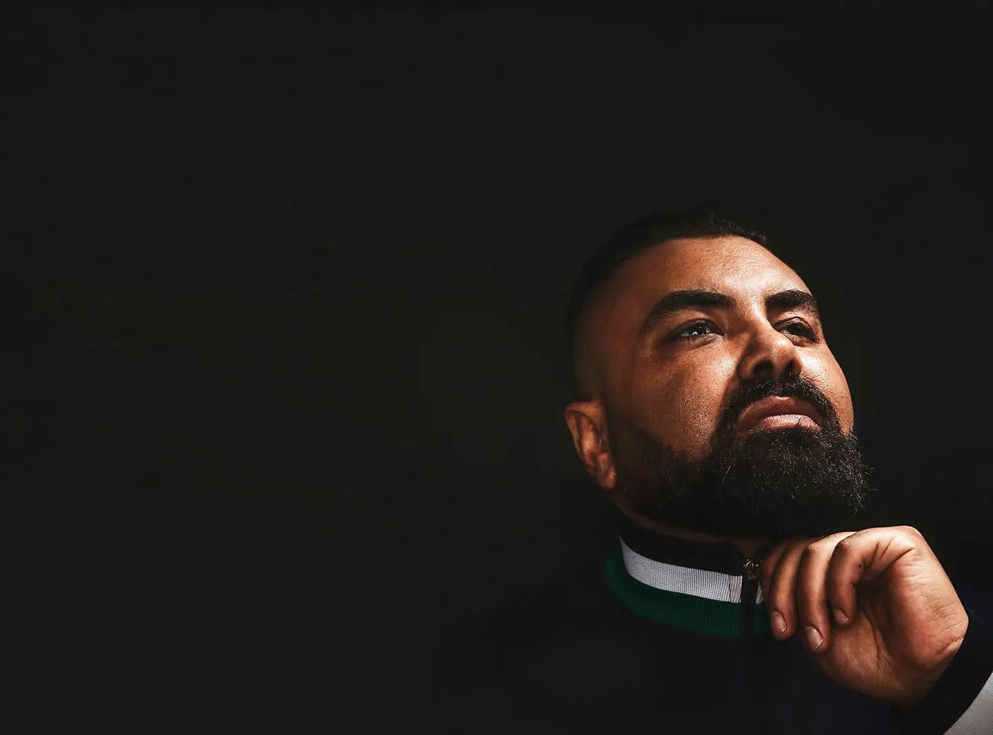 Nedim Yasar var en mand med mange prædikater. Tidligere bandeleder, radiovært, skuespiller, kommentator, pædagogstuderende. 19. november kunne han føje »bogmedvirkende« til rækken af titler – det var lige før han blev skudt.