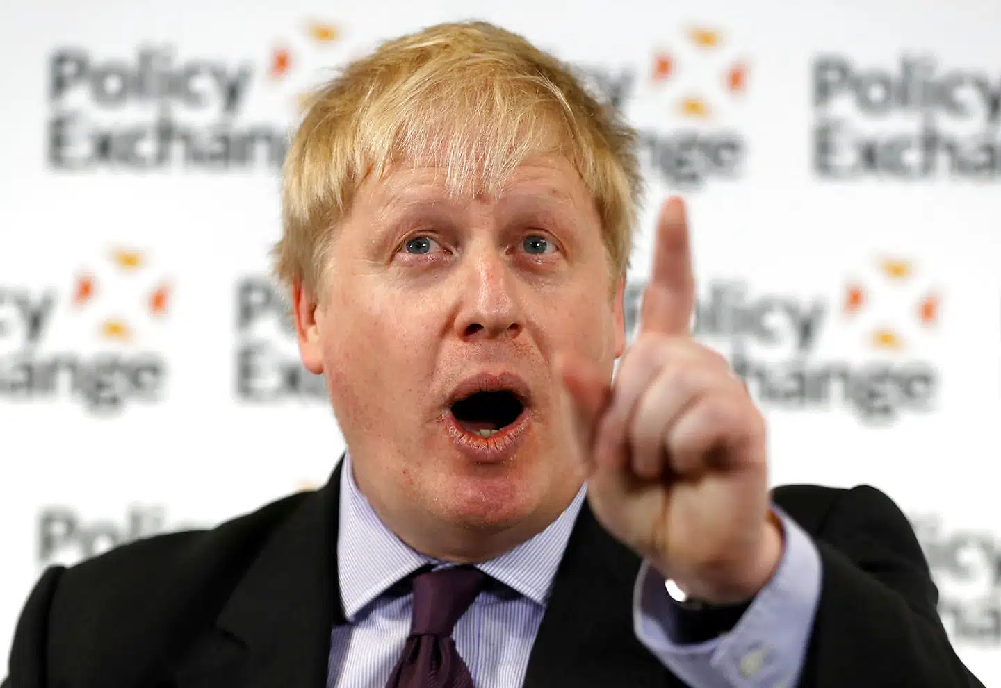 Udenrigsminister Boris Johnson kaldte EUs krav om fortsat kontingent for »afpresning«. »De kan rende og hoppe,« sagde han.