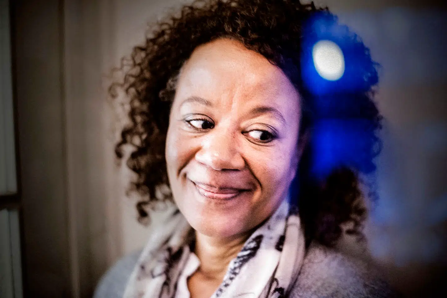 »Hella Joof har skrevet en satirisk klumme om svindelsigtede Britta Nielsen, og nu er Fanden løs i Laksegade. Det er nemlig blevet helt legalt at gå amok på Joof. Hvorfor? Måske fordi hun har redet lidt for meget på succesbølgen med sine papmacheregler, film og deltagelse i Mads og Monopolet. Og så er hun ikke ræverød, hvilket vi alle ved er det samme som at være sygt neoliberal, elske Ayn Rand og i det hele taget tilbede ondskabens magter. Hun sover sikkert også i en Saxo Bank-t-shirt,« skriver Anne Sophia Hermansen.