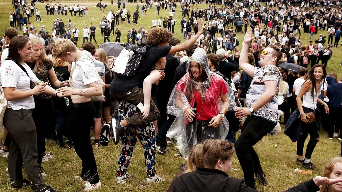 Puttemiddage er et kendt fænomen i Nordsjælland og København. Her er det den såkaldte puttefest i Dyrehaven nord for København, hvor op mod 10.000 gymnasieelever fester. Fotoet har altså intet med den aktuelle sag i Malmø at gøre.